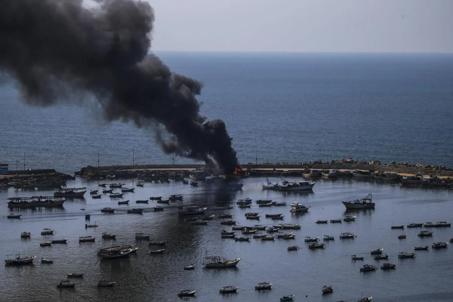 Ataque del ejército israelí contra Hamás en el puerto de Gaza, en Palestina. Foto: EFE
