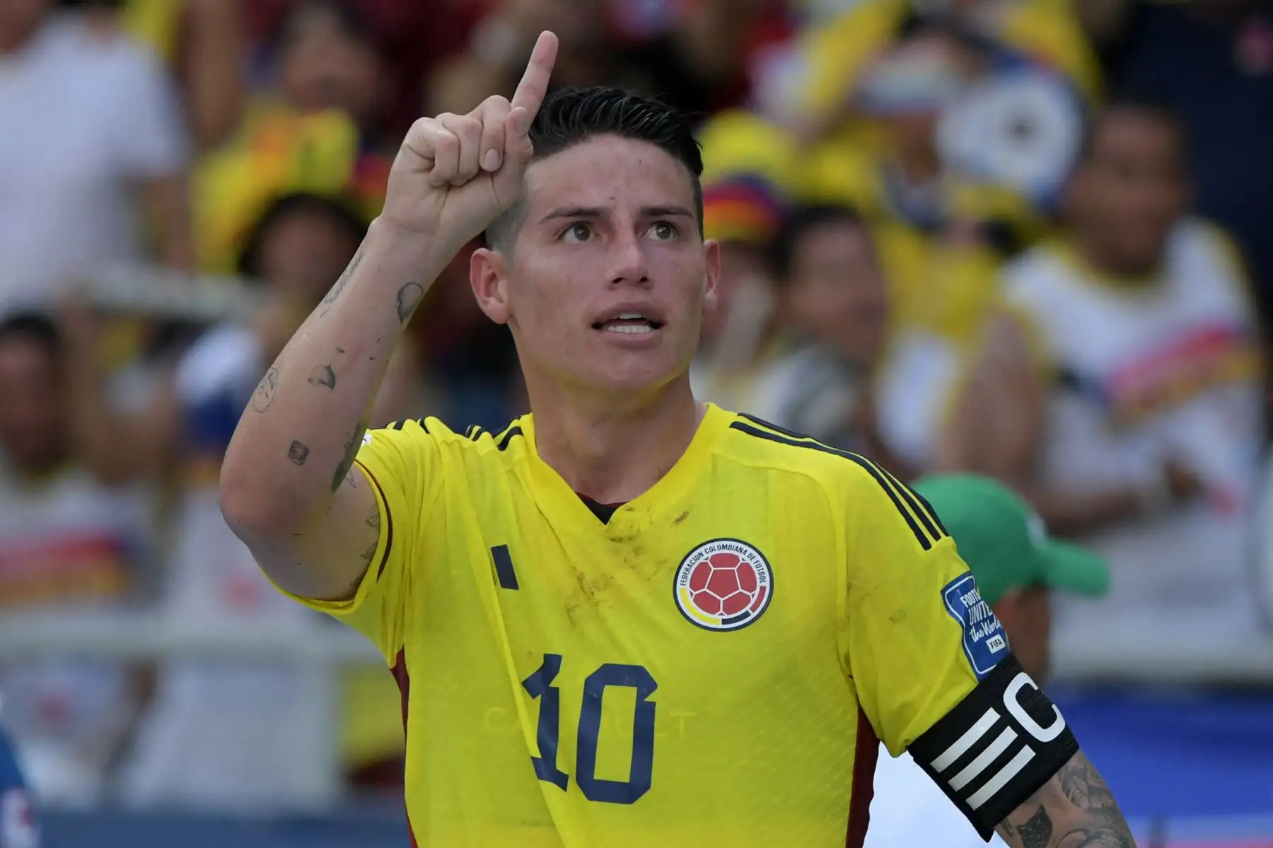 James Rodríguez celebra su primer gol para Colombia, durante el encuentro con la selección de Uruguay en el Estadio Metropolitano Roberto Meléndez de Barranquilla, por las clasificatorias al Mundial 2026. Foto: AFP