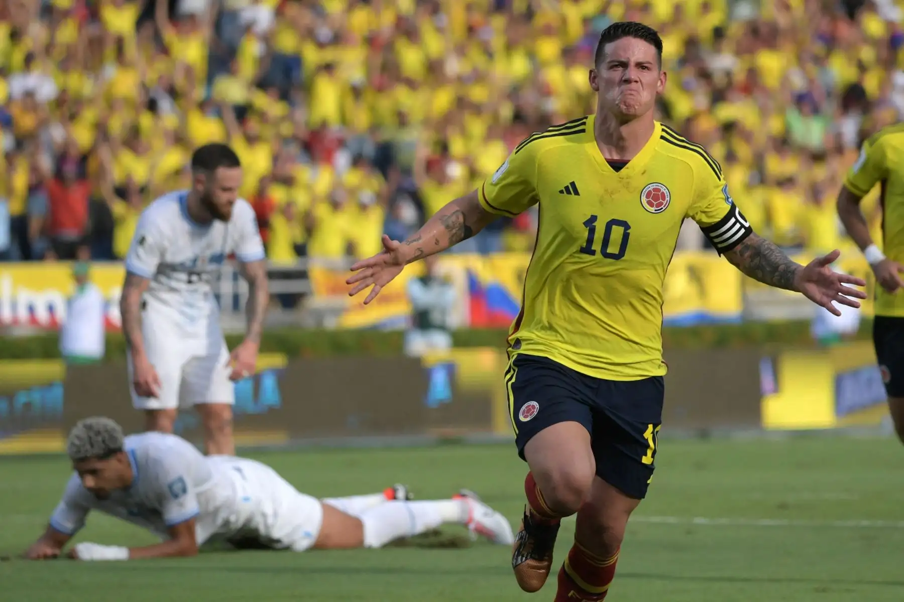 James Rodríguez celebra su primer gol para Colombia, durante el encuentro con la selección de Uruguay en el Estadio Metropolitano Roberto Meléndez de Barranquilla, por las clasificatorias al Mundial 2026. Foto: AFP