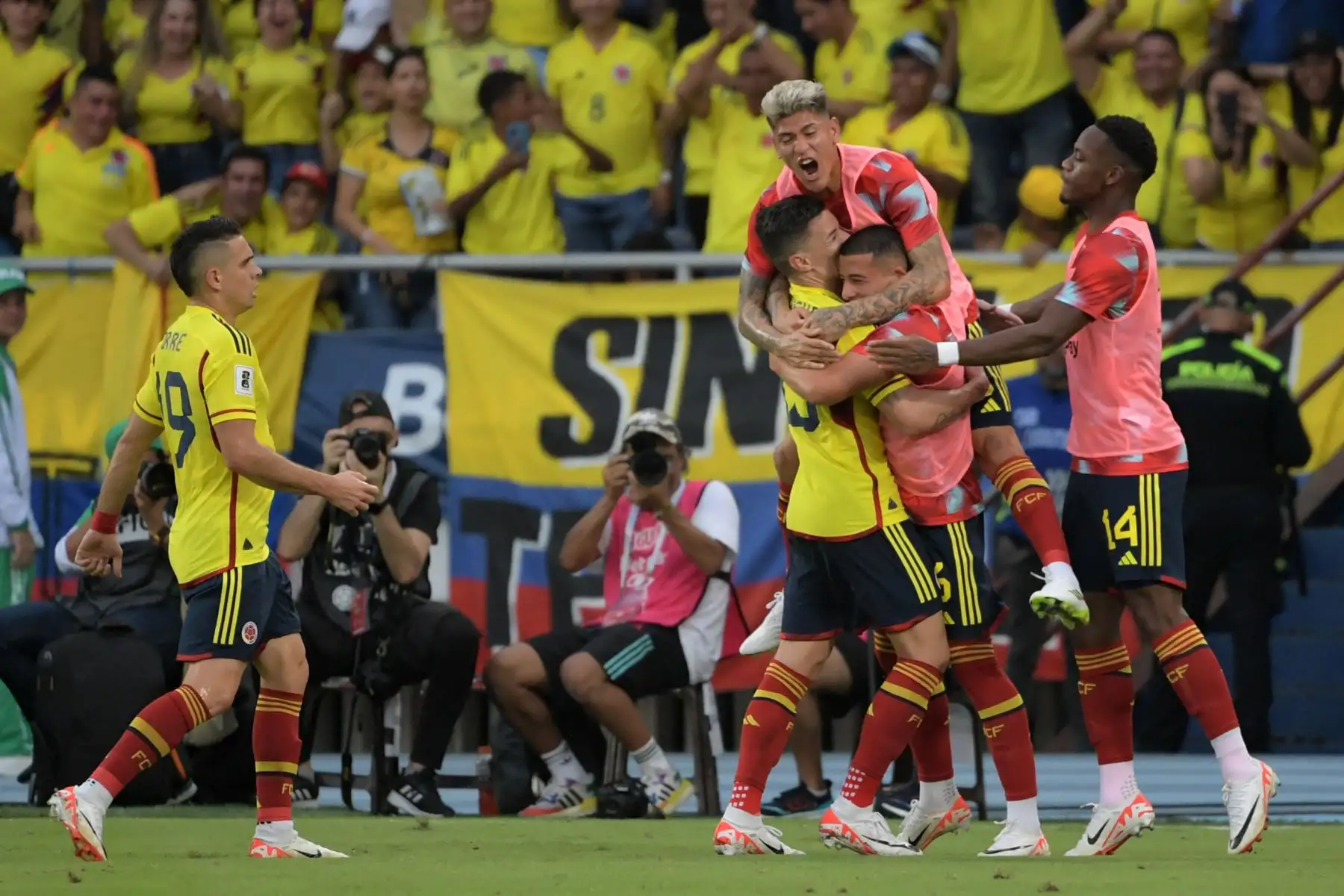 Jugadores de la selección de Colombia celebran su segundo gol anotado por Mateus Uribe, durante el encuentro con la selección de Uruguay en el Estadio Metropolitano Roberto Meléndez de Barranquilla, por las clasificatorias al Mundial 2026. Foto: AFP