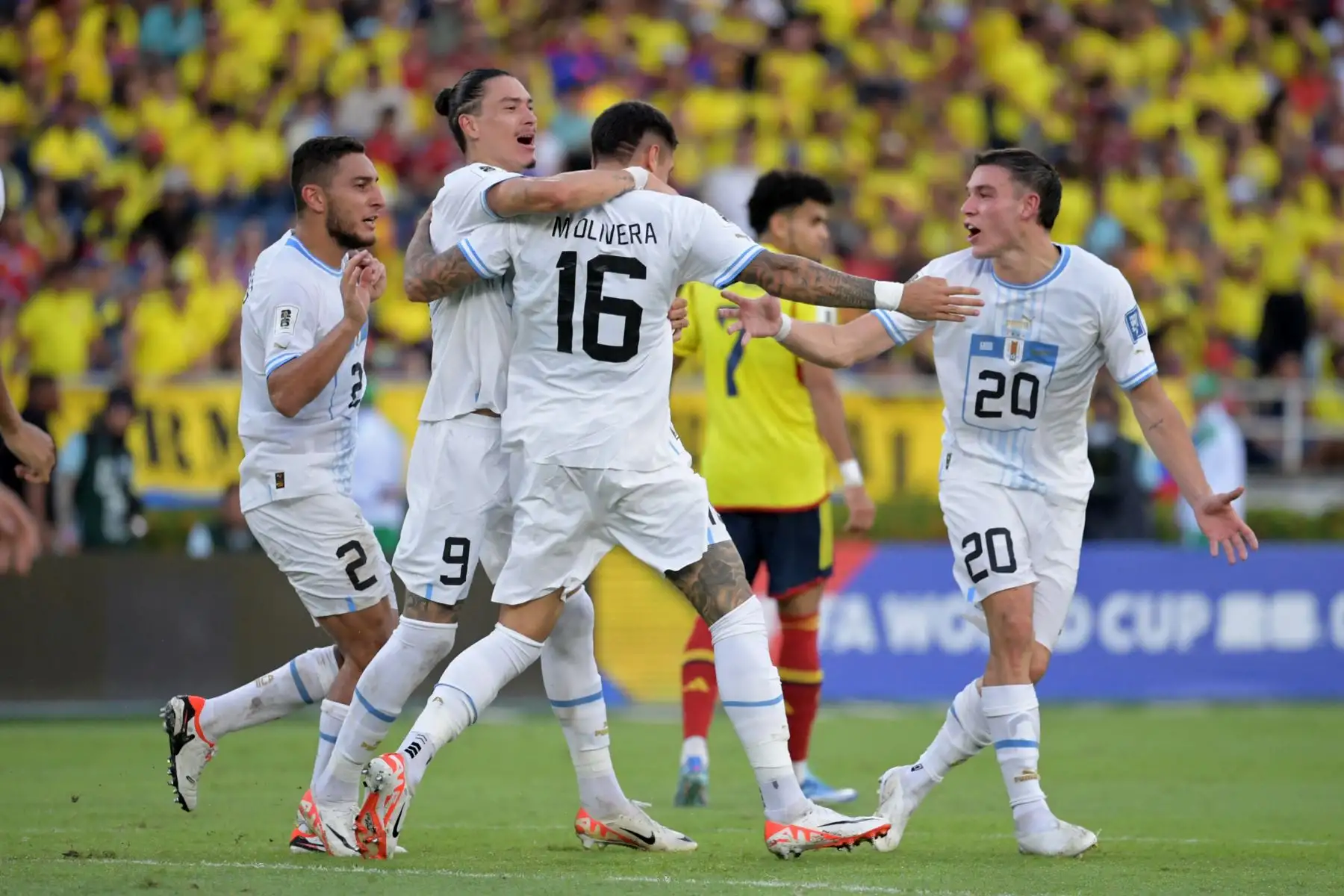 Jugadores de la selección de Uruguay celebran el gol de Mathías Olivera durante el partido contra Colombia en el Estadio Metropolitano Roberto Meléndez de Barranquilla, por las clasificatorias al Mundial 2026. Foto: AFP