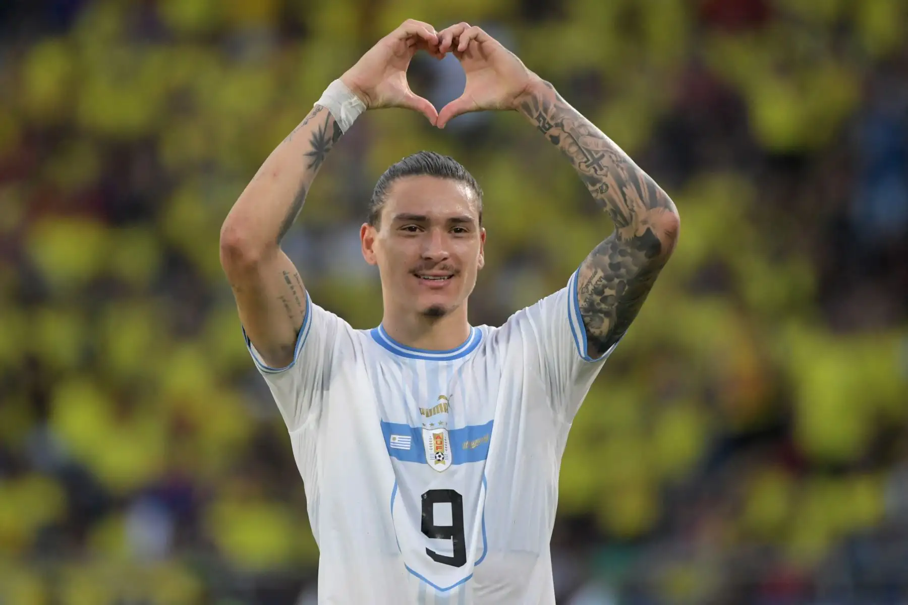 Darwin Núñez celebra su segundo gol para Uruguay, durante el encuentro con la selección de Colombia en el Estadio Metropolitano Roberto Meléndez de Barranquilla, por las clasificatorias al Mundial 2026. Foto: AFP