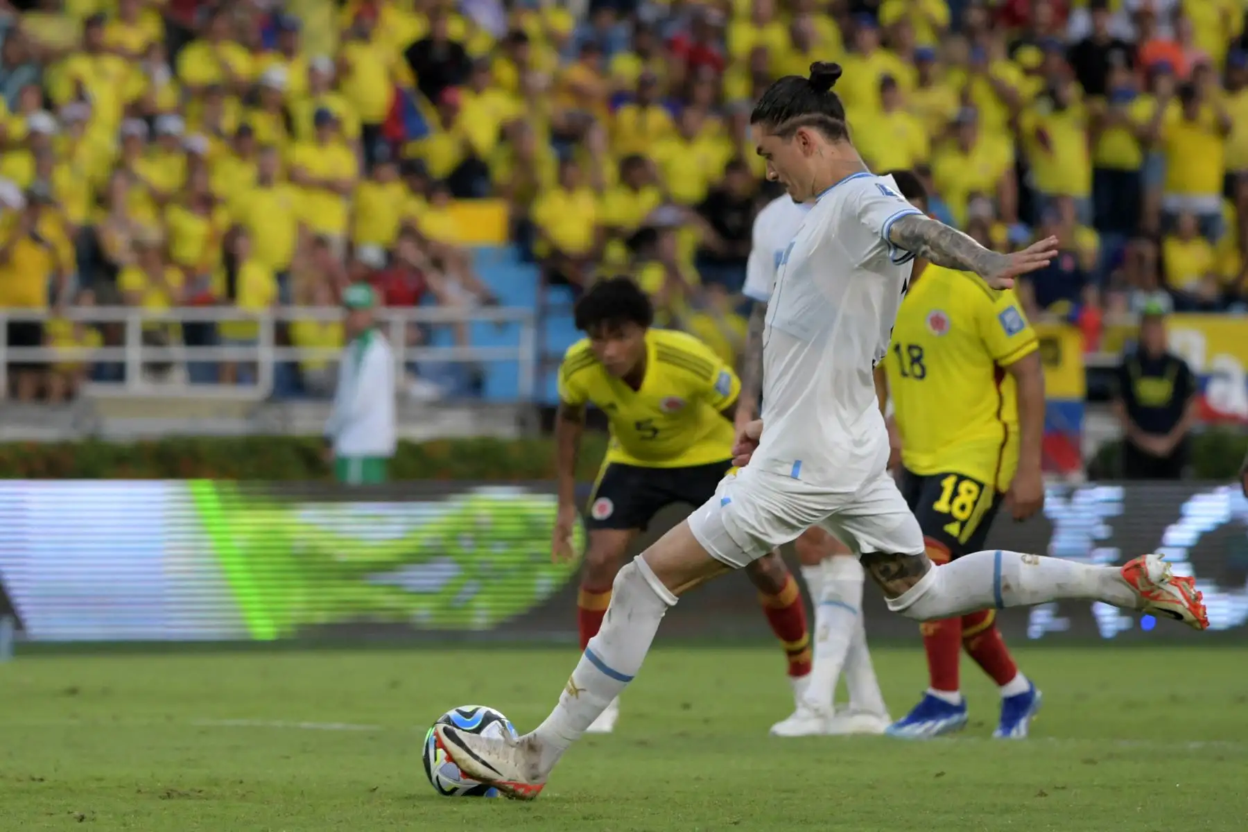 Las selecciones de Colombia y Uruguay empataron 2-2 en el Estadio Metropolitano Roberto Meléndez de Barranquilla, por las clasificatorias al Mundial 2026. Foto: AFP
