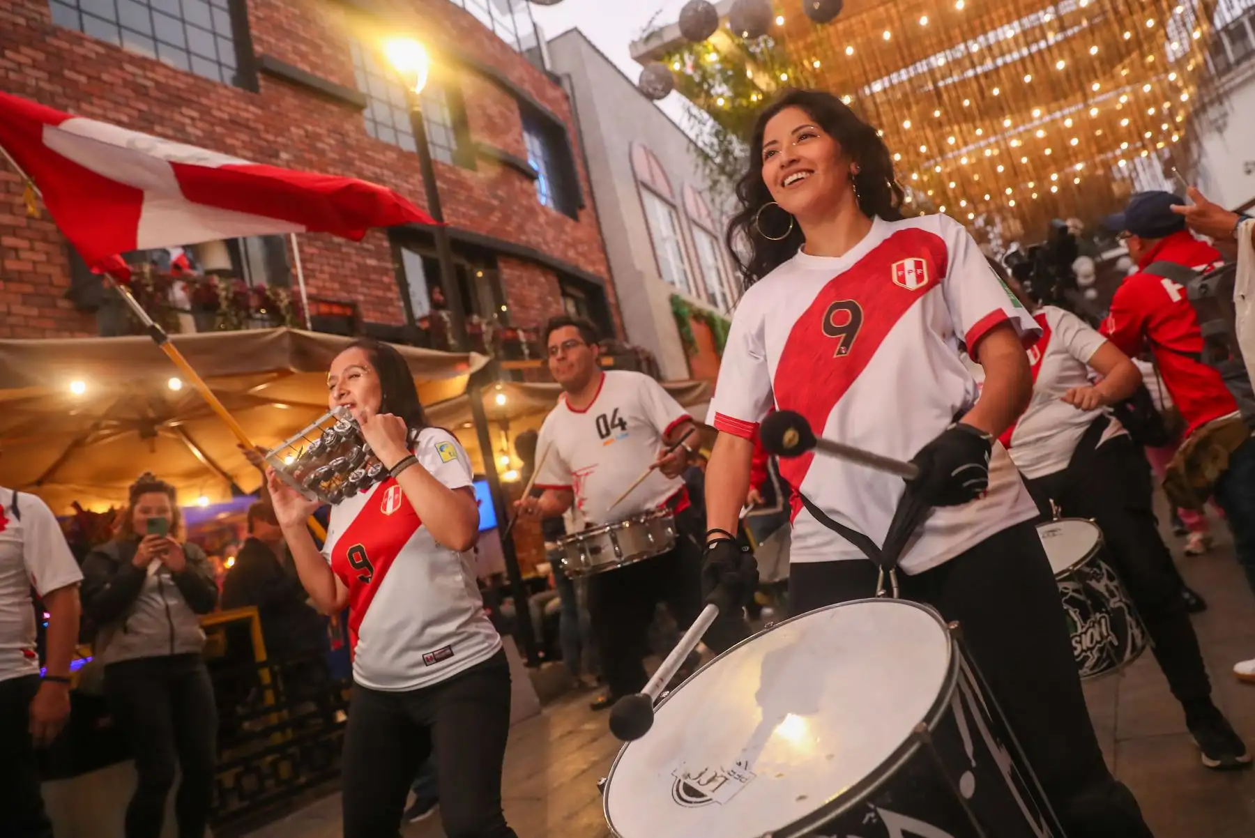 Desde Miraflores, los hinchas de la Selección Peruana de Fútbol esperan con gran expectativa el encuentro contra Chile por la tercera fecha de las eliminatorias sudamericanas para el Mundial 2026. Foto: ANDINA/Ricardo Cuba