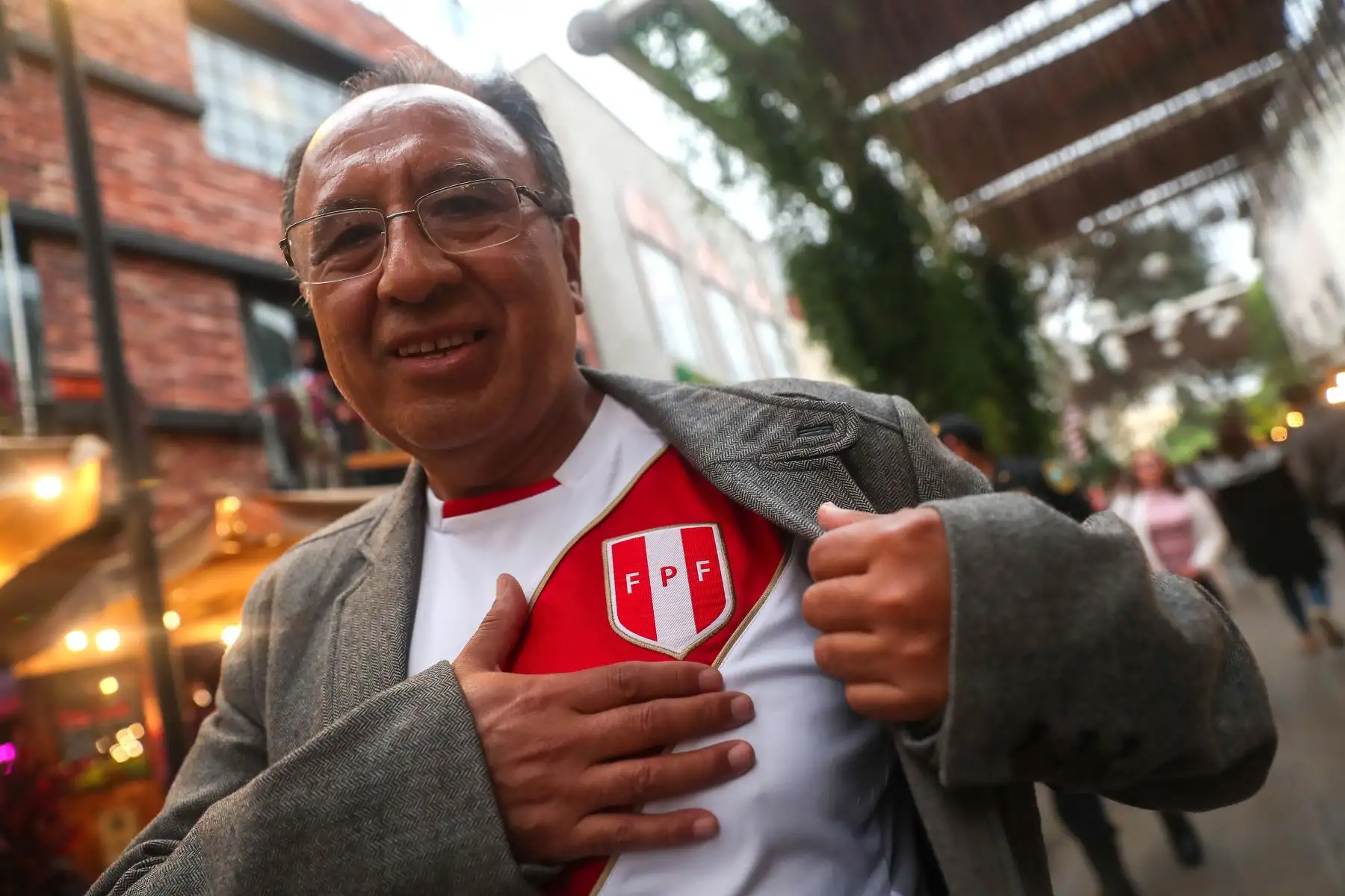 Desde Miraflores, los hinchas de la Selección Peruana de Fútbol esperan con gran expectativa el encuentro contra Chile por la tercera fecha de las eliminatorias sudamericanas para el Mundial 2026. Foto: ANDINA/Ricardo Cuba