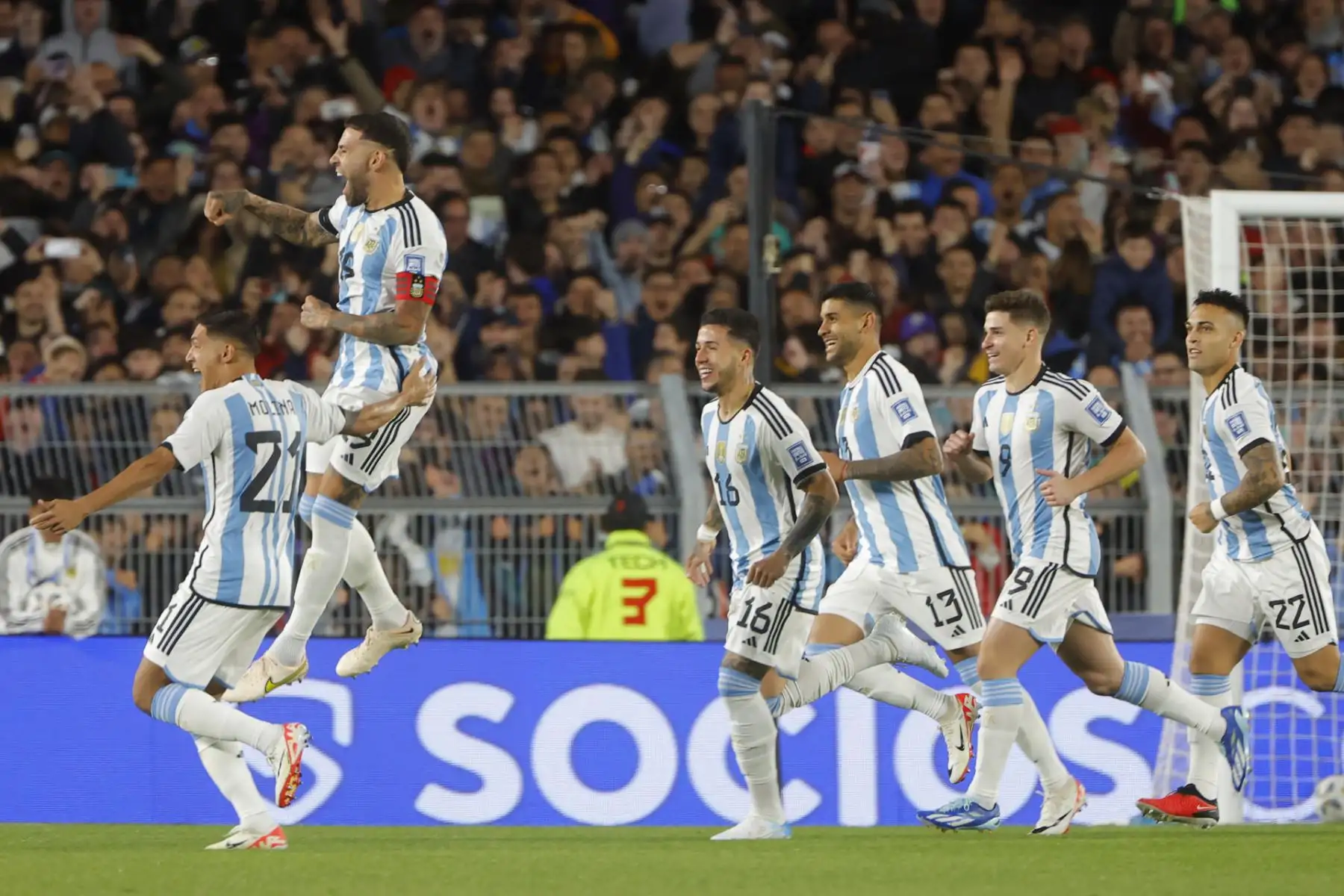 Con gol de Nicolás Otamendi en el primer tiempo, la selección de Argentina derrota a la de Paraguay por 1-0 en el proceso de eliminatorias para el Mundial de fútbol 2026. Foto: EFE