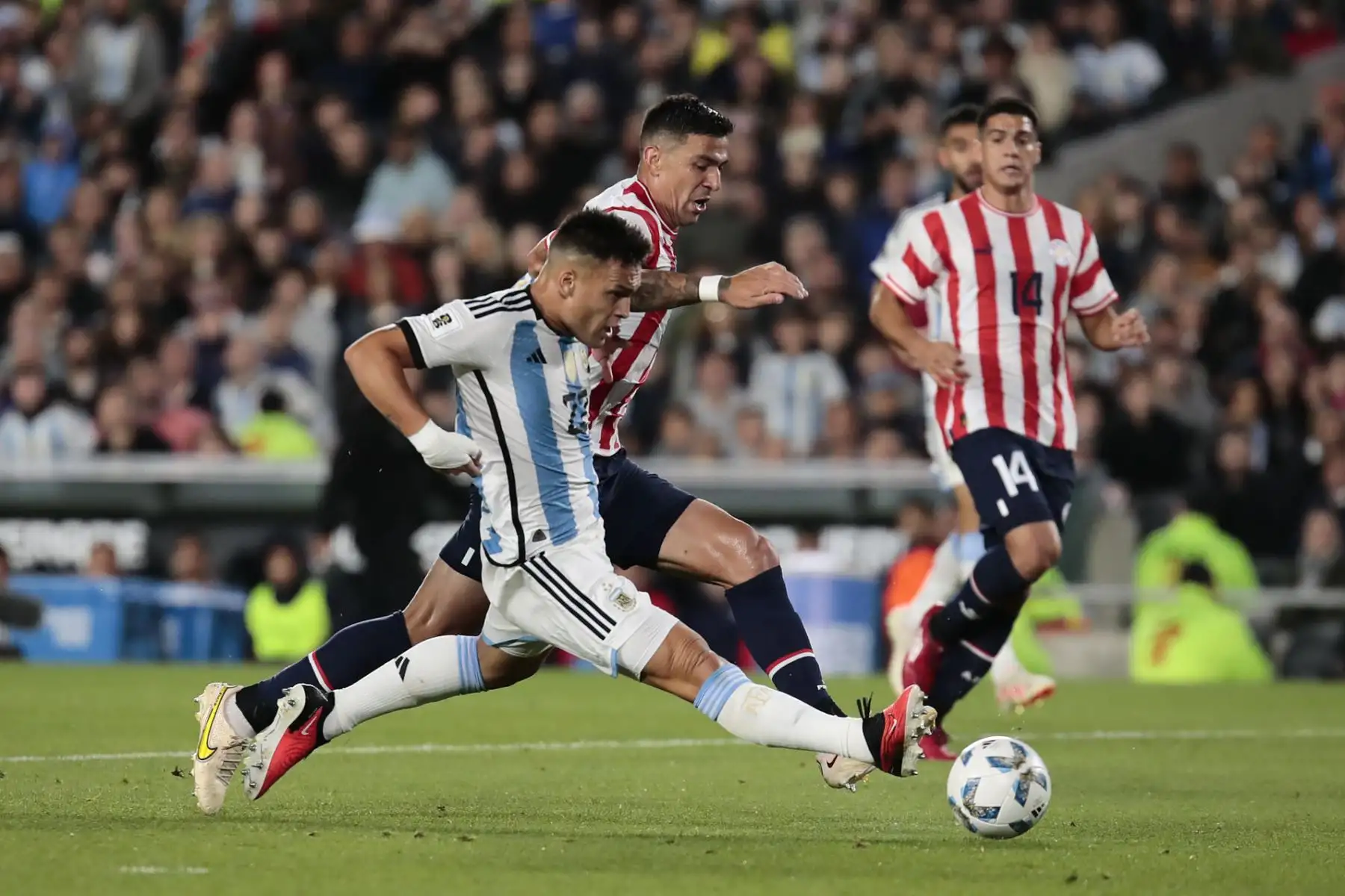 Con gol de Nicolás Otamendi en el primer tiempo, la selección de Argentina derrota a la de Paraguay por 1-0 en el proceso de eliminatorias para el Mundial de fútbol 2026. Foto: EFE