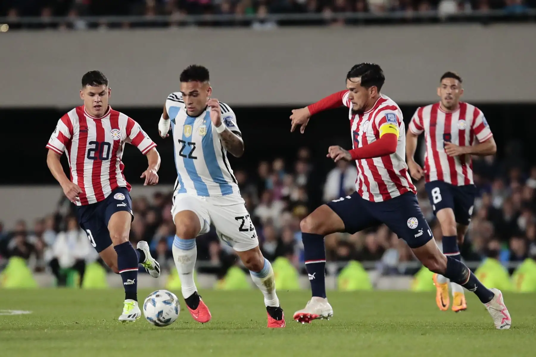 Con gol de Nicolás Otamendi en el primer tiempo, la selección de Argentina derrota a la de Paraguay por 1-0 en el proceso de eliminatorias para el Mundial de fútbol 2026. Foto: EFE