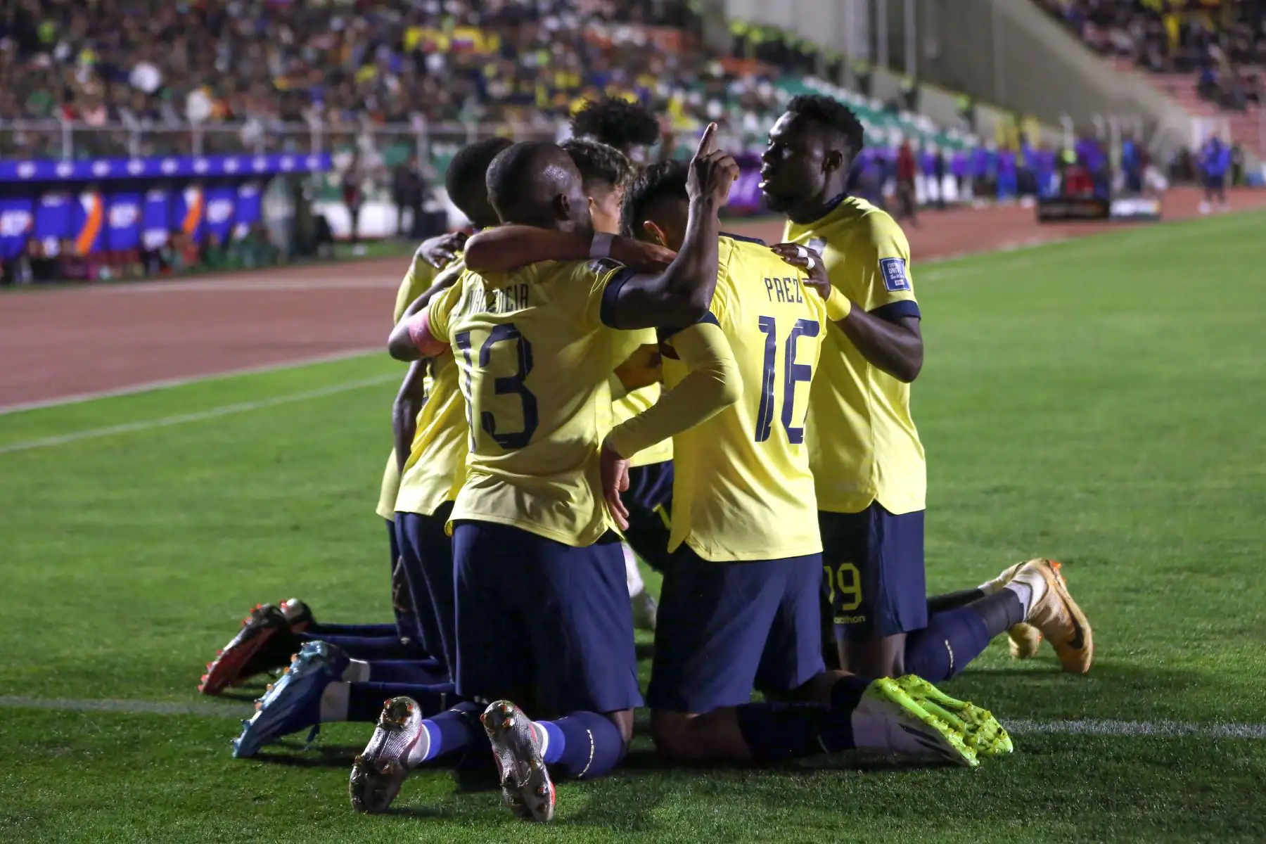 Kendry Páez de Ecuador celebra su gol hoy, en un partido de las Eliminatorias Sudamericanas para la Copa Mundial de Fútbol 2026 entre Bolivia y Ecuador en el estadio Hernando Siles en La Paz 
Foto: EFE