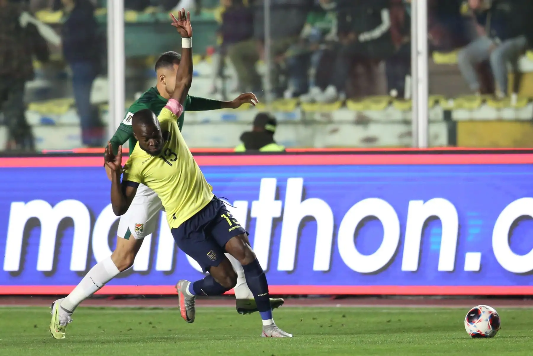 Luis Haquín de Bolivia disputa el balón con Enner Valencia de Ecuador hoy, en un partido de las Eliminatorias Sudamericanas para la Copa Mundial de Fútbol 2026 entre Bolivia y Ecuador en el estadio Hernando Siles en La Paz (Bolivia). 
Foto: EFE