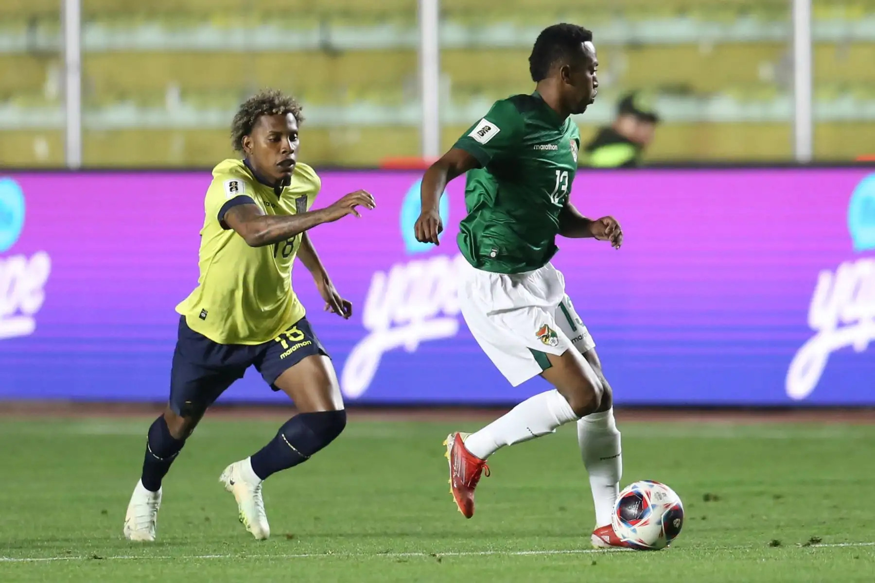 Jaime Arrascaita de Bolivia disputa el balón con Joao Ortiz de Ecuador hoy, en un partido de las Eliminatorias Sudamericanas para la Copa Mundial de Fútbol 2026 entre Bolivia y Ecuador en el estadio Hernando Siles en La Paz (Bolivia).
Foto: EFE
