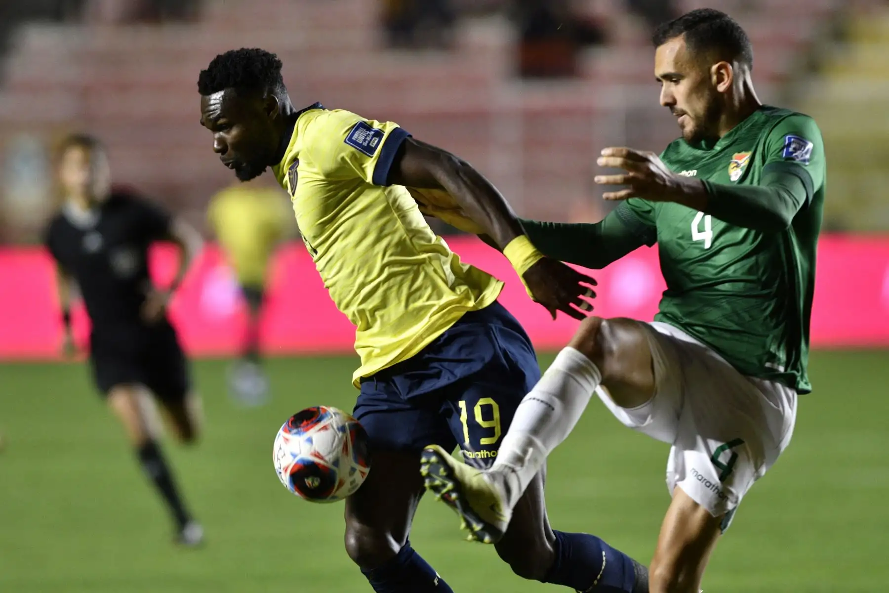 El delantero ecuatoriano Jordy Caicedo y el defensor boliviano Luis Haquin luchan por el balón durante el partido de fútbol clasificatorio sudamericano para la Copa Mundial de la FIFA 2026 entre Bolivia y Ecuador en el estadio Hernando Siles de La Paz, el 12 de octubre de 2023.
Foto: AFP