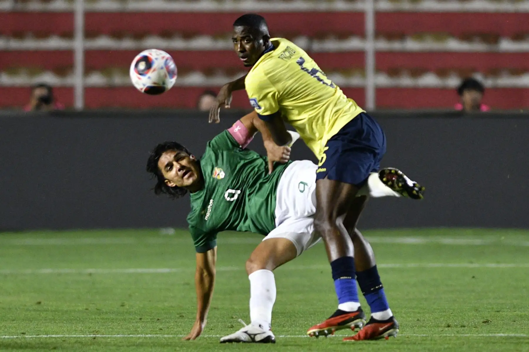 El delantero boliviano Marcelo Martins y el defensor ecuatoriano Willian Pacho luchan por el balón durante el partido de fútbol de clasificación sudamericano para la Copa Mundial de la FIFA 2026 entre Bolivia y Ecuador en el estadio Hernando Siles de La Paz, el 12 de octubre de 2023.
Foto: AFP