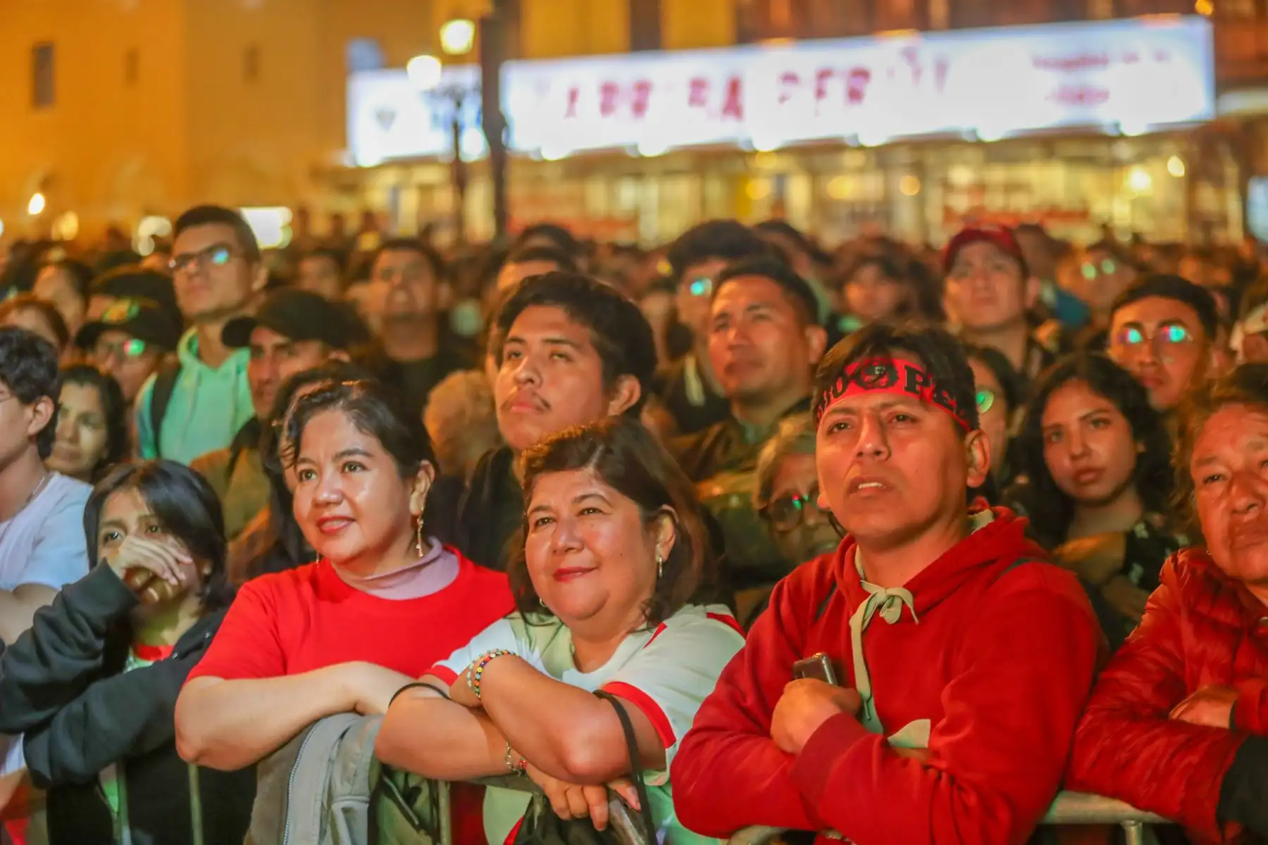 Hinchas de la selección alientan al equipo desde la plaza de armas del centro de Lima, durante el encuentro contra Chile por la tercera fecha de las eliminatorias al mundial de fútbol.
Foto: ANDINA/ Ricardo Cuba