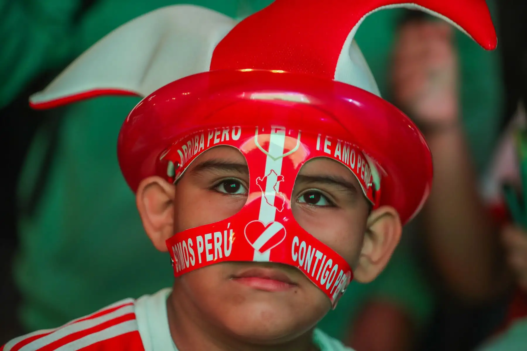Hinchas de la selección alientan al equipo desde la plaza de armas del centro de Lima, durante el encuentro contra Chile por la tercera fecha de las eliminatorias al mundial de fútbol.
Foto: ANDINA/ Ricardo Cuba