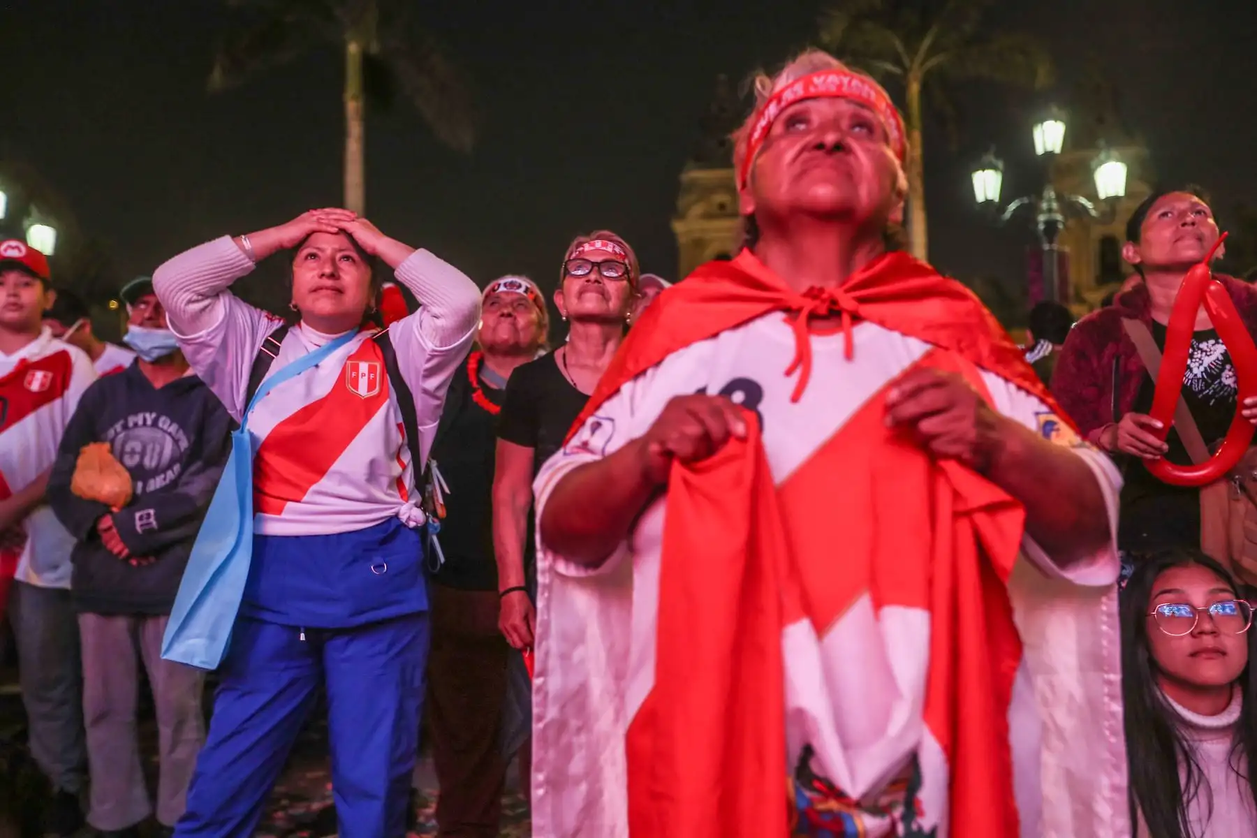 Hinchas de la selección alientan al equipo desde la plaza de armas del centro de Lima, durante el encuentro contra Chile por la tercera fecha de las eliminatorias al mundial de fútbol.
Foto: ANDINA/ Ricardo Cuba