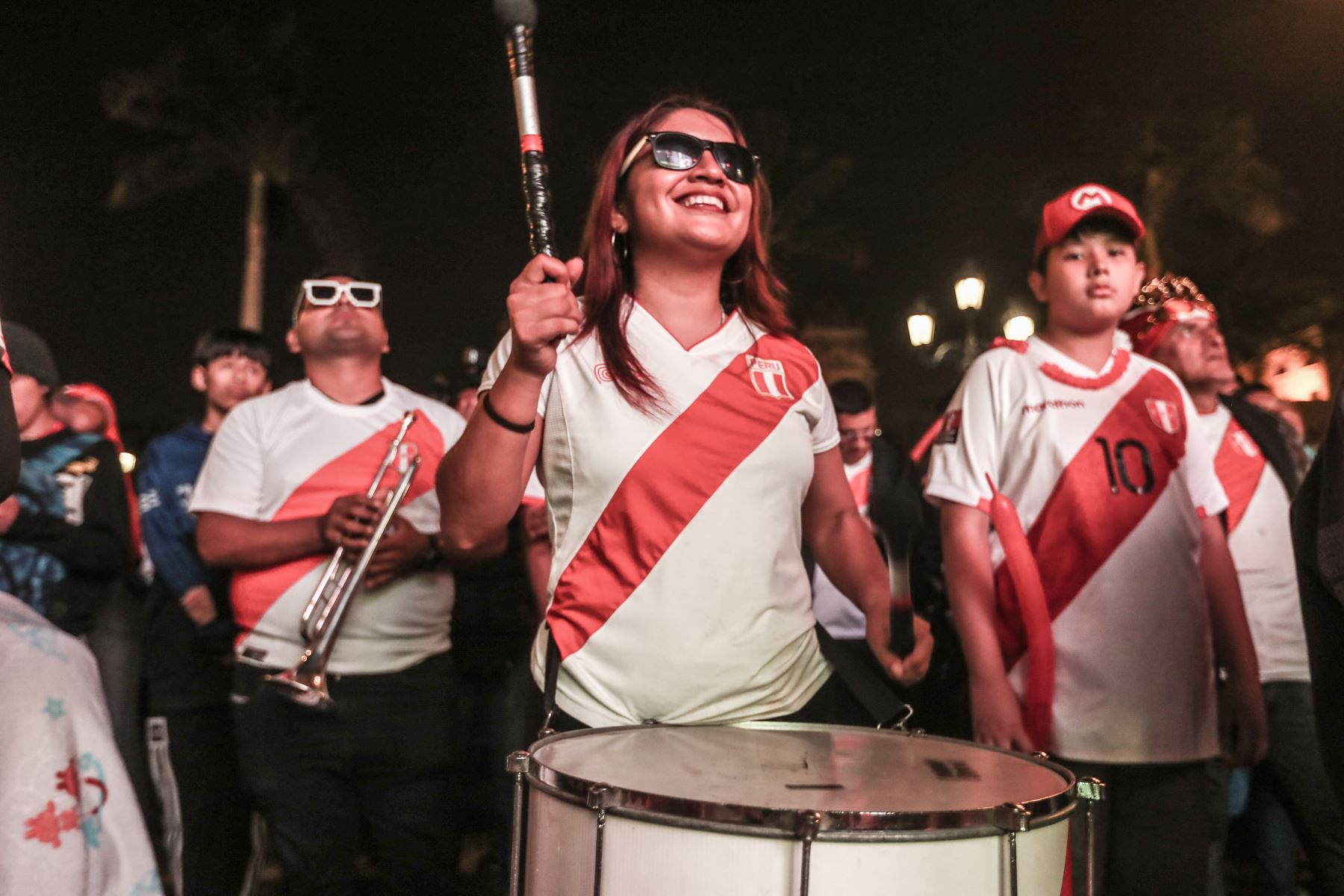 Hinchas de la selección alientan al equipo desde la plaza de armas del centro de Lima. Foto:ANDINA/Ricardo Cuba