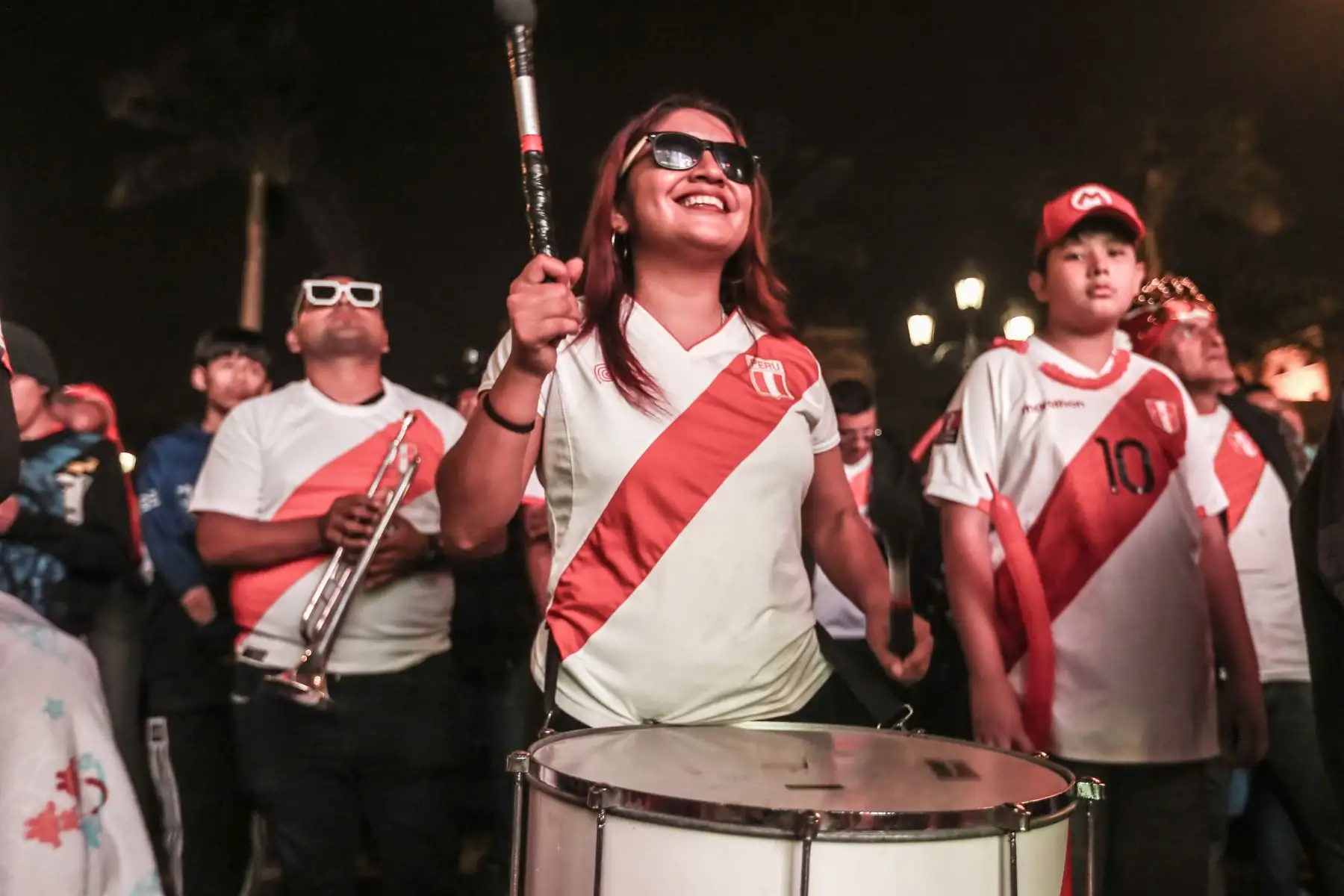 Hinchas de la selección alientan al equipo desde la plaza de armas del centro de Lima, durante el encuentro contra Chile por la tercera fecha de las eliminatorias al mundial de fútbol.
Foto: ANDINA/ Ricardo Cuba