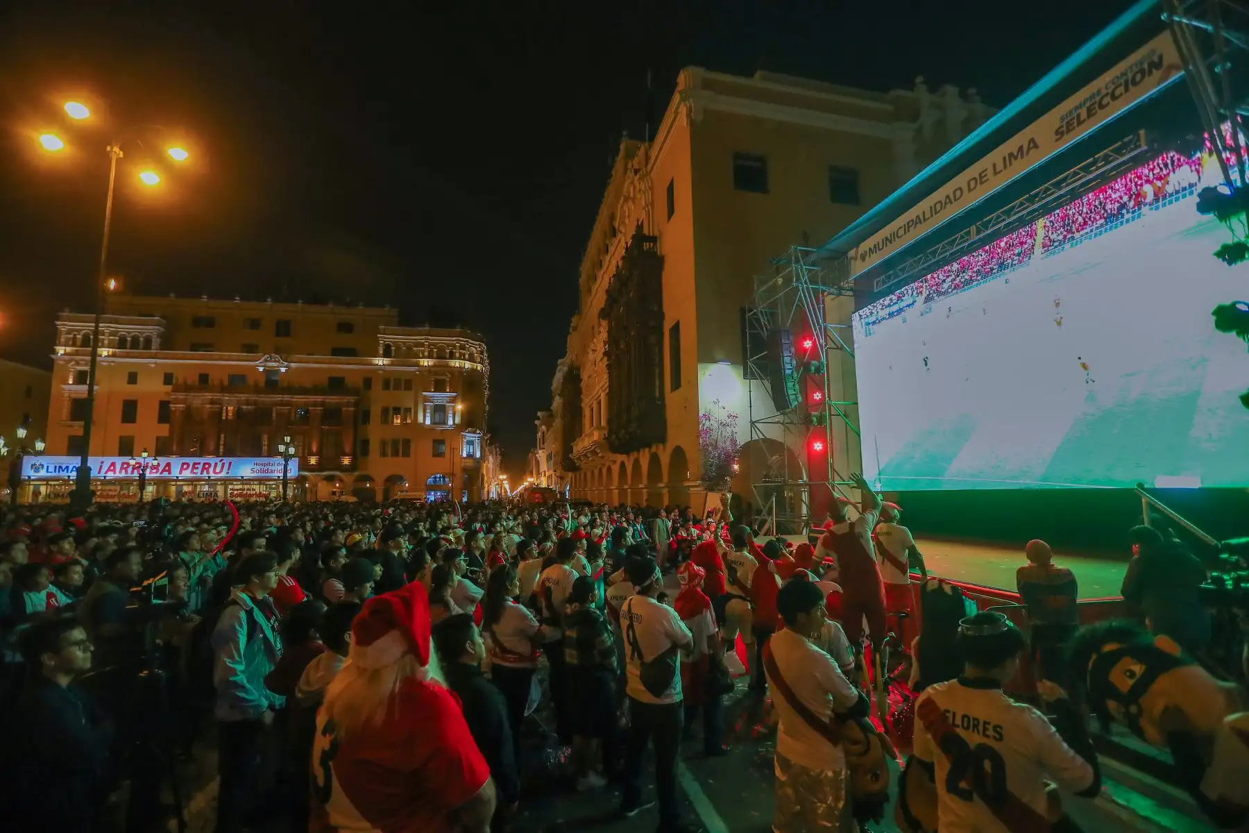 Hinchas de la selección alientan al equipo desde la plaza de armas del centro de Lima, durante el encuentro contra Chile por la tercera fecha de las eliminatorias al mundial de fútbol.
Foto: ANDINA/ Ricardo Cuba