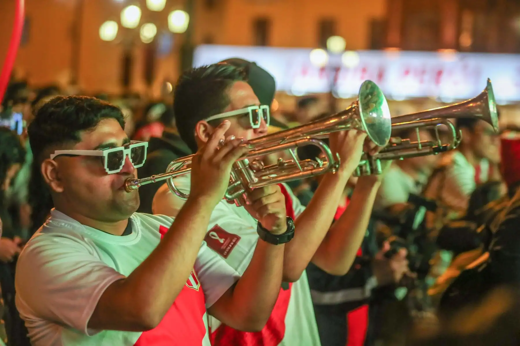 Hinchas de la selección alientan al equipo desde la plaza de armas del centro de Lima, durante el encuentro contra Chile por la tercera fecha de las eliminatorias al mundial de fútbol.
Foto: ANDINA/ Ricardo Cuba
