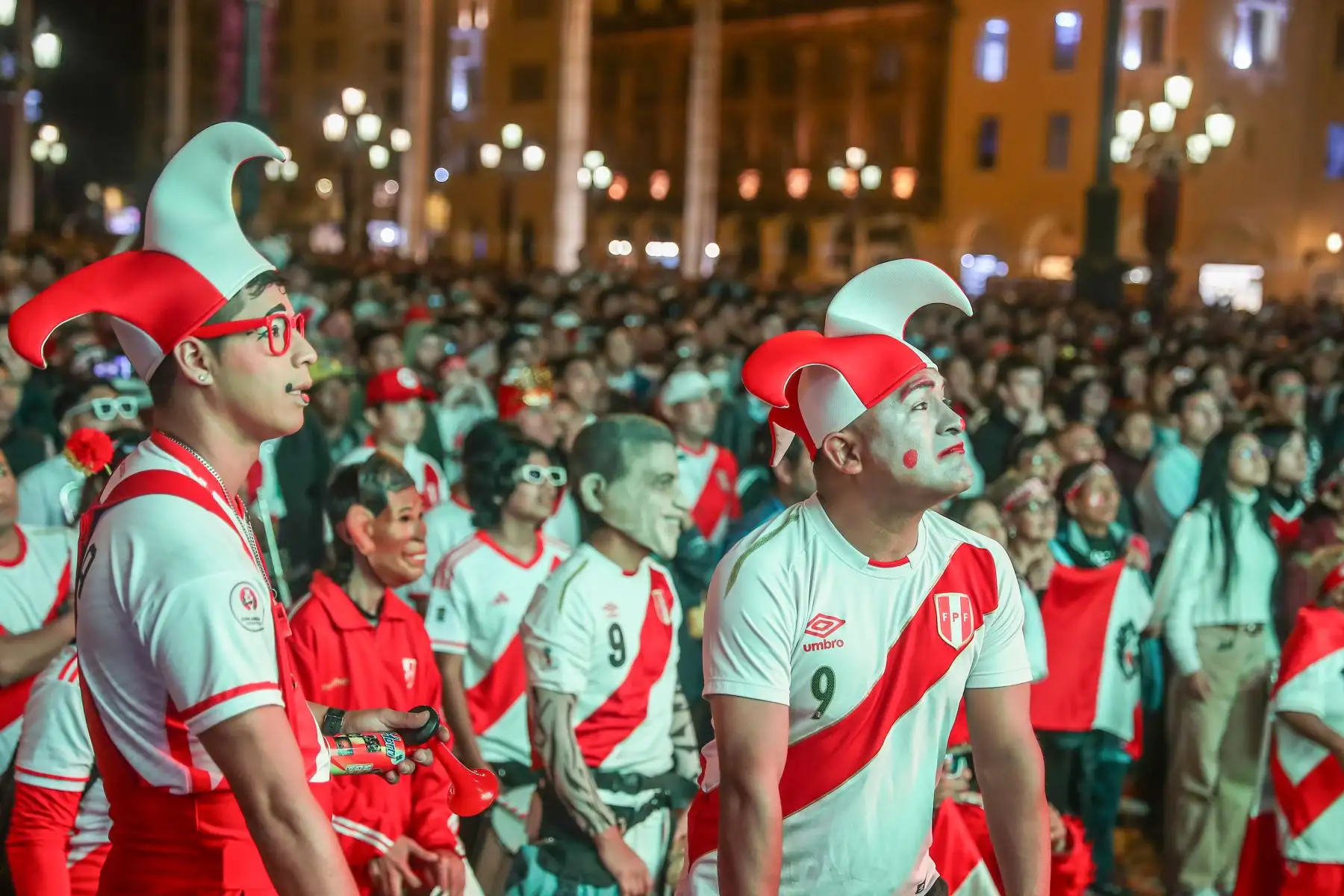 Hinchas de la selección alientan al equipo desde la plaza de armas del centro de Lima, durante el encuentro contra Chile por la tercera fecha de las eliminatorias al mundial de fútbol.
Foto: ANDINA/ Ricardo Cuba