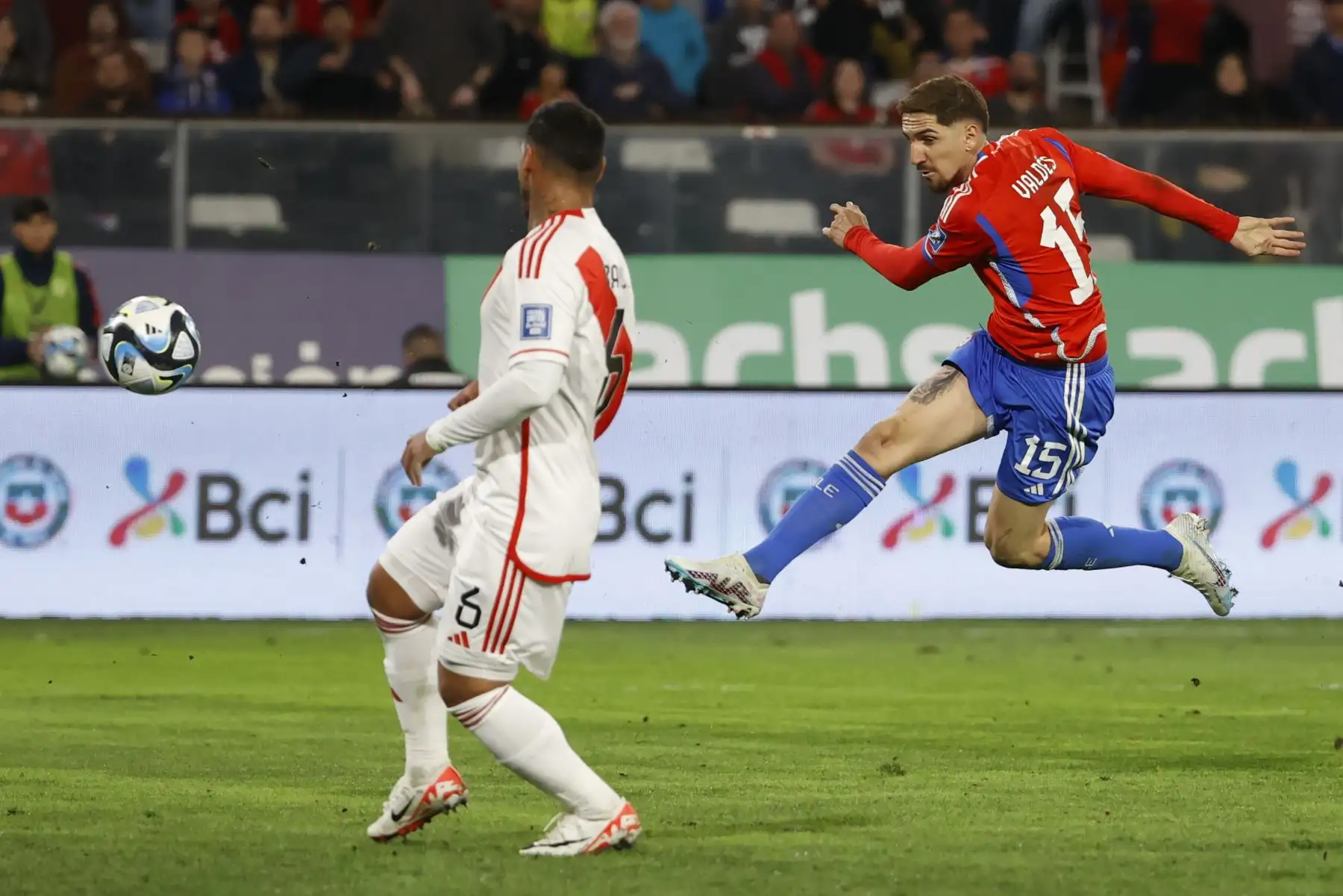 Diego Valdés de Chile remata hoy, en un partido de las Eliminatorias Sudamericanas para la Copa Mundial de Fútbol 2026 entre Chile y Perú en el estadio Monumental en Santiago de Chile
Foto: EFE