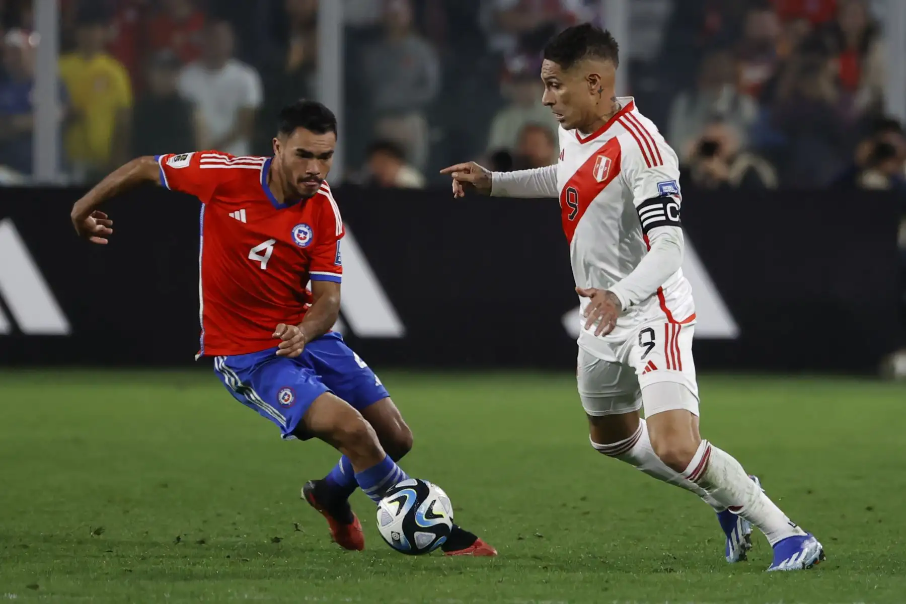 Gabriel Suazo de Chile disputa el balón con Paolo Guerrero de Perú hoy, en un partido de las Eliminatorias Sudamericanas para la Copa Mundial de Fútbol 2026 entre Chile y Perú en el estadio Monumental en Santiago de Chile.
Foto: EFE