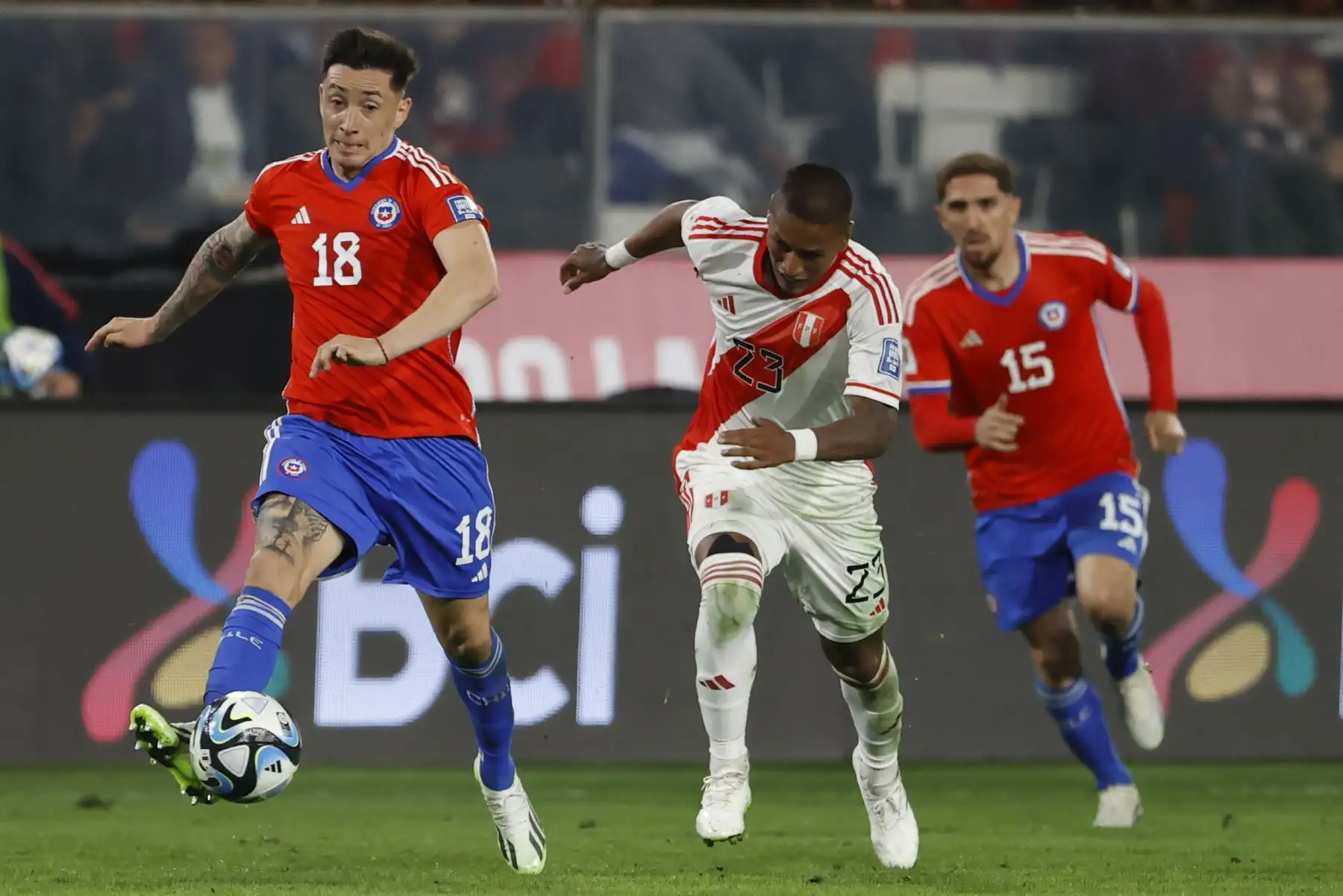 Rodrigo Echeverría de Chile disputa el balón con Pedro Aquino  de Perú hoy, en un partido de las Eliminatorias Sudamericanas para la Copa Mundial de Fútbol 2026 entre Chile y Perú en el estadio Monumental en Santiago de Chile.
Foto: EFE