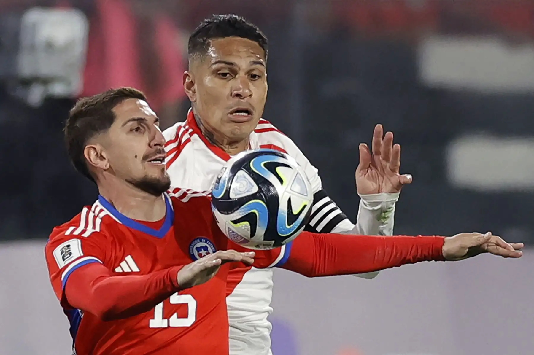 El mediocampista chileno Diego Valdés y el delantero peruano Paolo Guerrero compiten por el balón durante el partido de fútbol clasificatorio sudamericano para la Copa Mundial de la FIFA 2026 entre Chile y Perú en el estadio Monumental David Arellano en Macul, Santiago, el 12 de octubre de 2023.
Foto: AFP