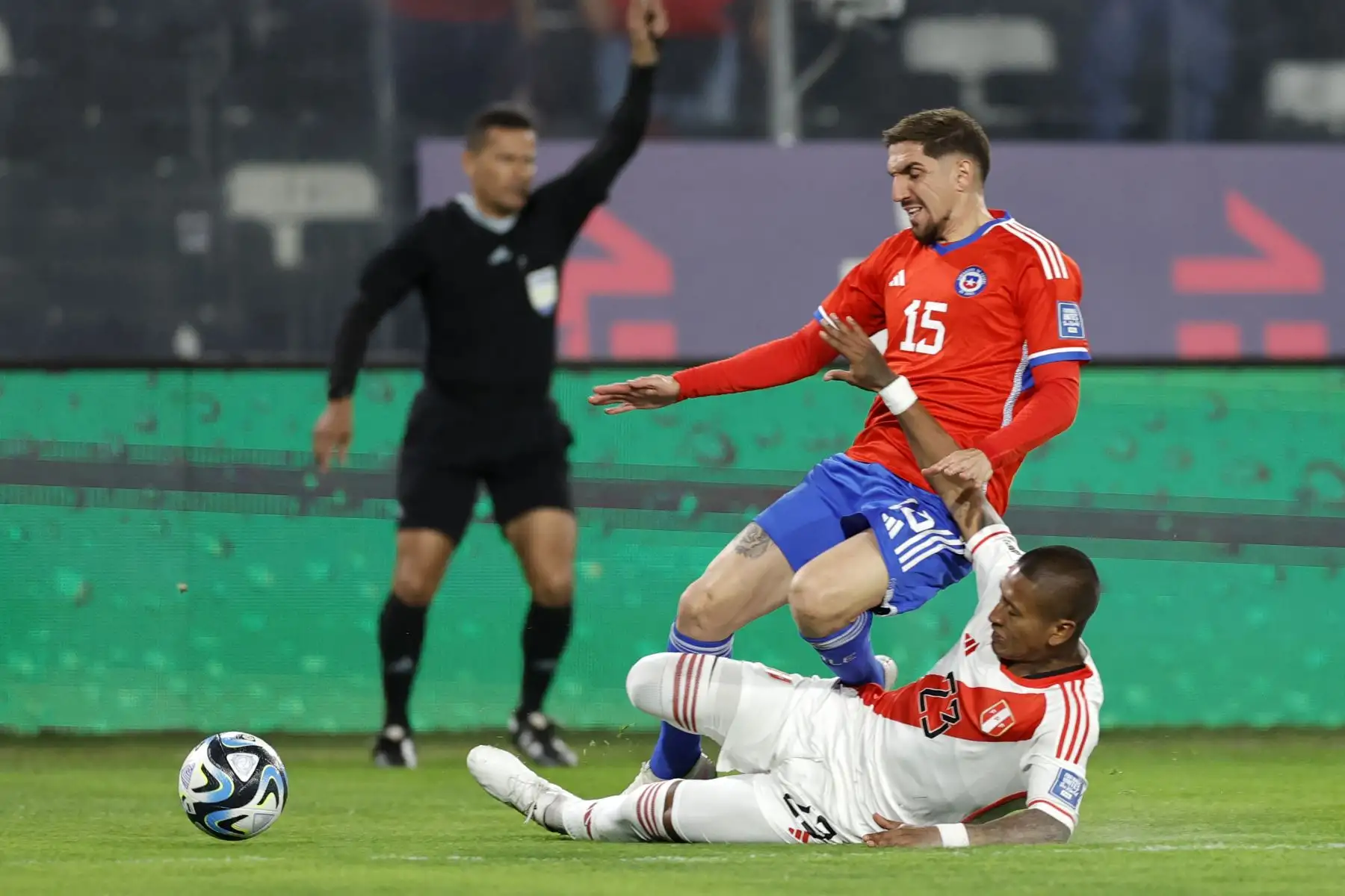 El mediocampista chileno Diego Valdés y el mediocampista peruano Pedro Aquino compiten por el balón durante el partido de fútbol clasificatorio sudamericano para la Copa Mundial de la FIFA 2026 entre Chile y Perú en el estadio Monumental David Arellano en Macul, Santiago, el 12 de octubre de 2023.
Foto: AFP