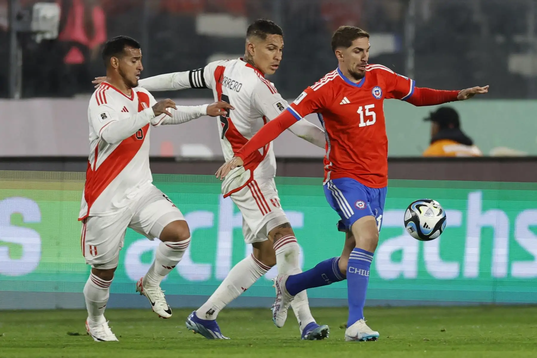 El delantero peruano Paolo Guerrero y el mediocampista chileno Diego Valdés compiten por el balón durante el partido de fútbol clasificatorio sudamericano para la Copa Mundial de la FIFA 2026 entre Chile y Perú en el estadio Monumental David Arellano en Macul, Santiago, el 12 de octubre de 2023.
Foto: AFP