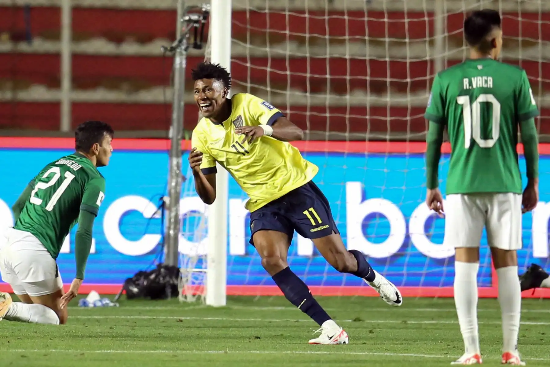 Kevin Rodríguez de Ecuador celebra su gol hoy, en un partido de las Eliminatorias Sudamericanas para la Copa Mundial de Fútbol 2026 entre Bolivia y Ecuador en el estadio Hernando Siles en La Paz (Bolivia).
Foto: EFE