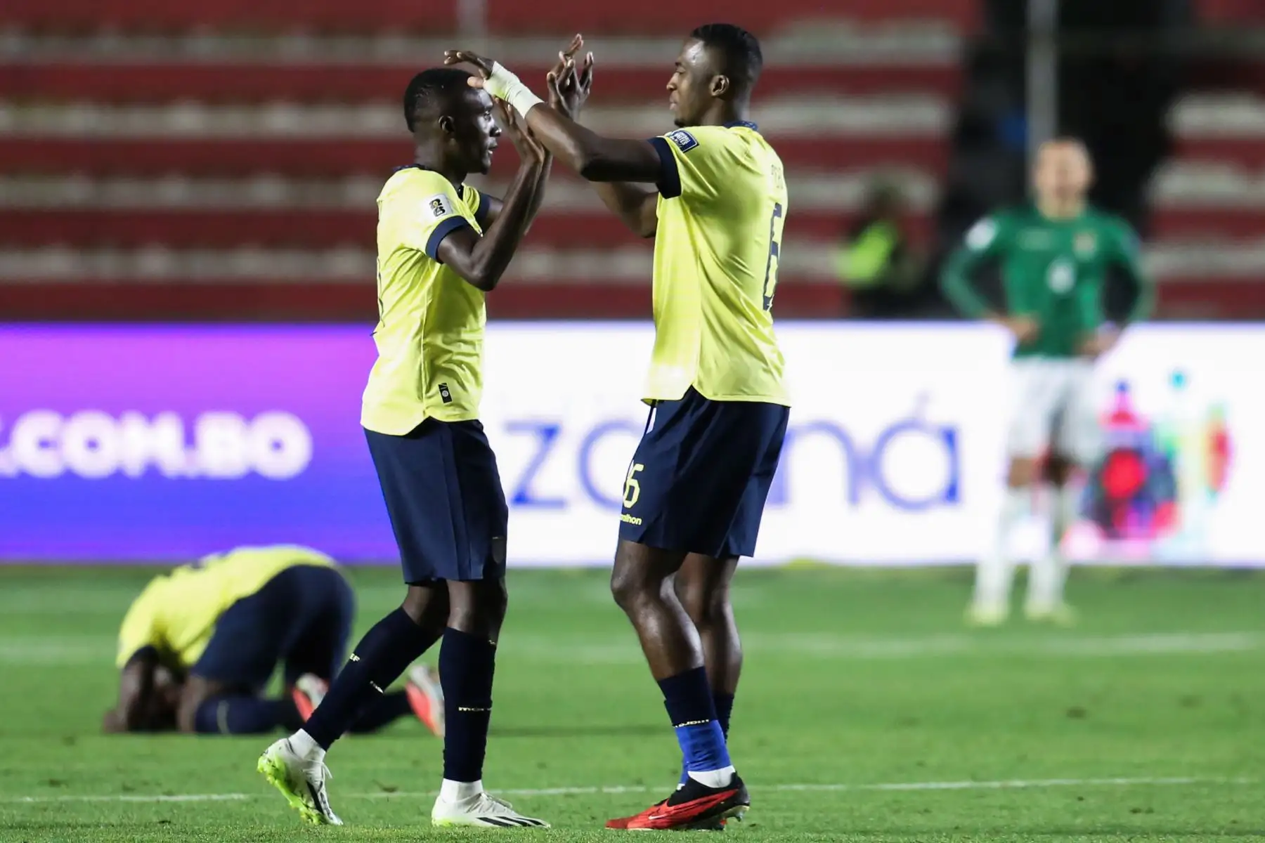 ugadores de Ecuador celebran al final hoy, de un partido de las Eliminatorias Sudamericanas para la Copa Mundial de Fútbol 2026 entre Bolivia y Ecuador en el estadio Hernando Siles en La Paz (Bolivia).
Foto: EFE