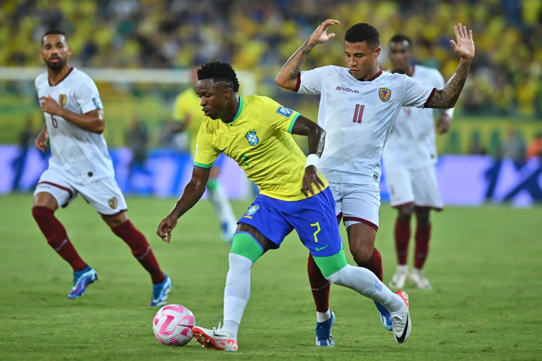 Vinicius Jr de Brasil disputa el balón con Darwin Machis de Venezuela hoy, en un partido de las Eliminatorias Sudamericanas para la Copa Mundial de Fútbol 2026 entre Brasil y Venezuela en el estadio Arena Pantanal en Cuiabá (Brasil).
Foto: EFE