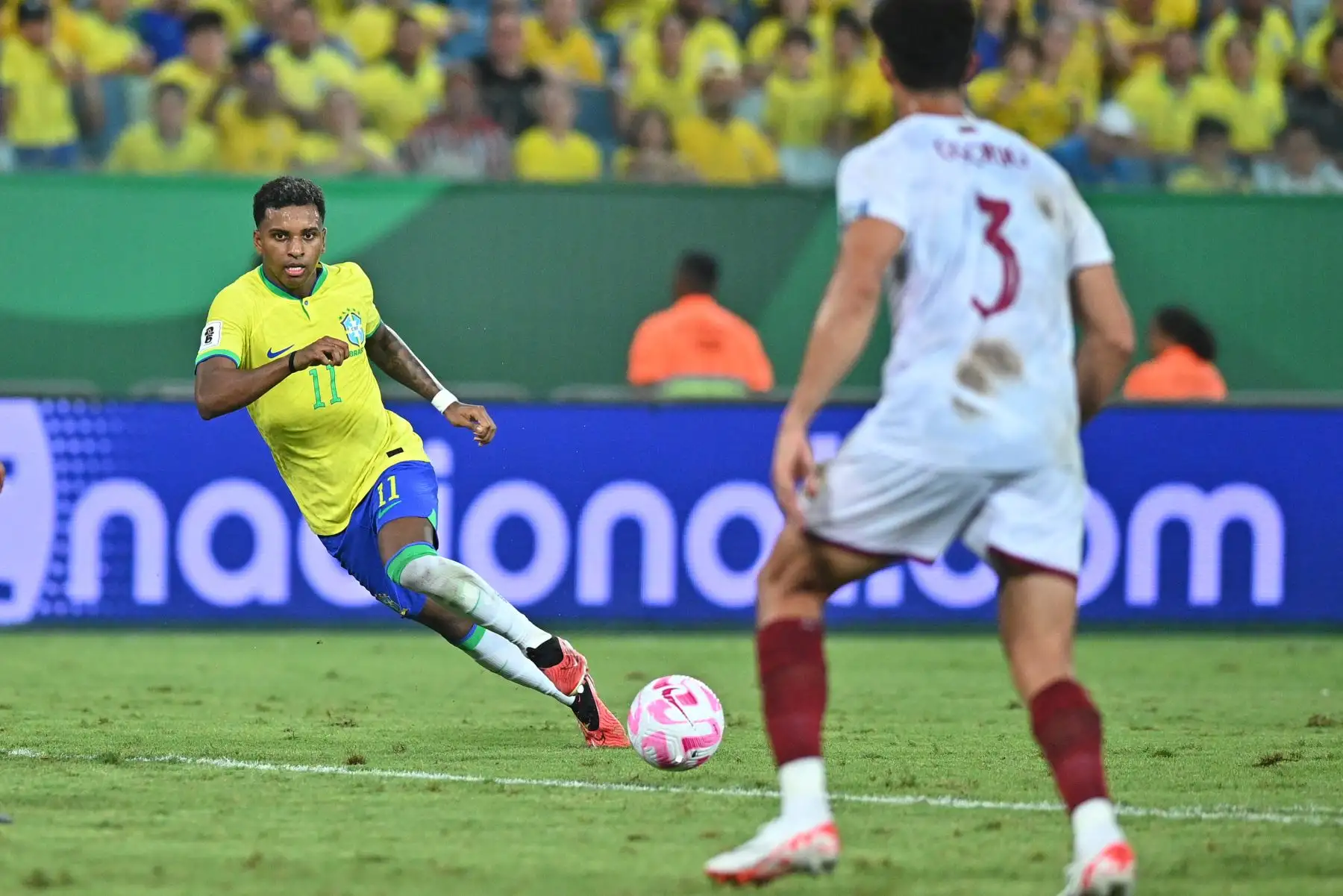 Rodrygo de Brasil pasa el balón hoy, en un partido de las Eliminatorias Sudamericanas para la Copa Mundial de Fútbol 2026 entre Brasil y Venezuela en el estadio Arena Pantanal en Cuiabá (Brasil).
Foto: EFE