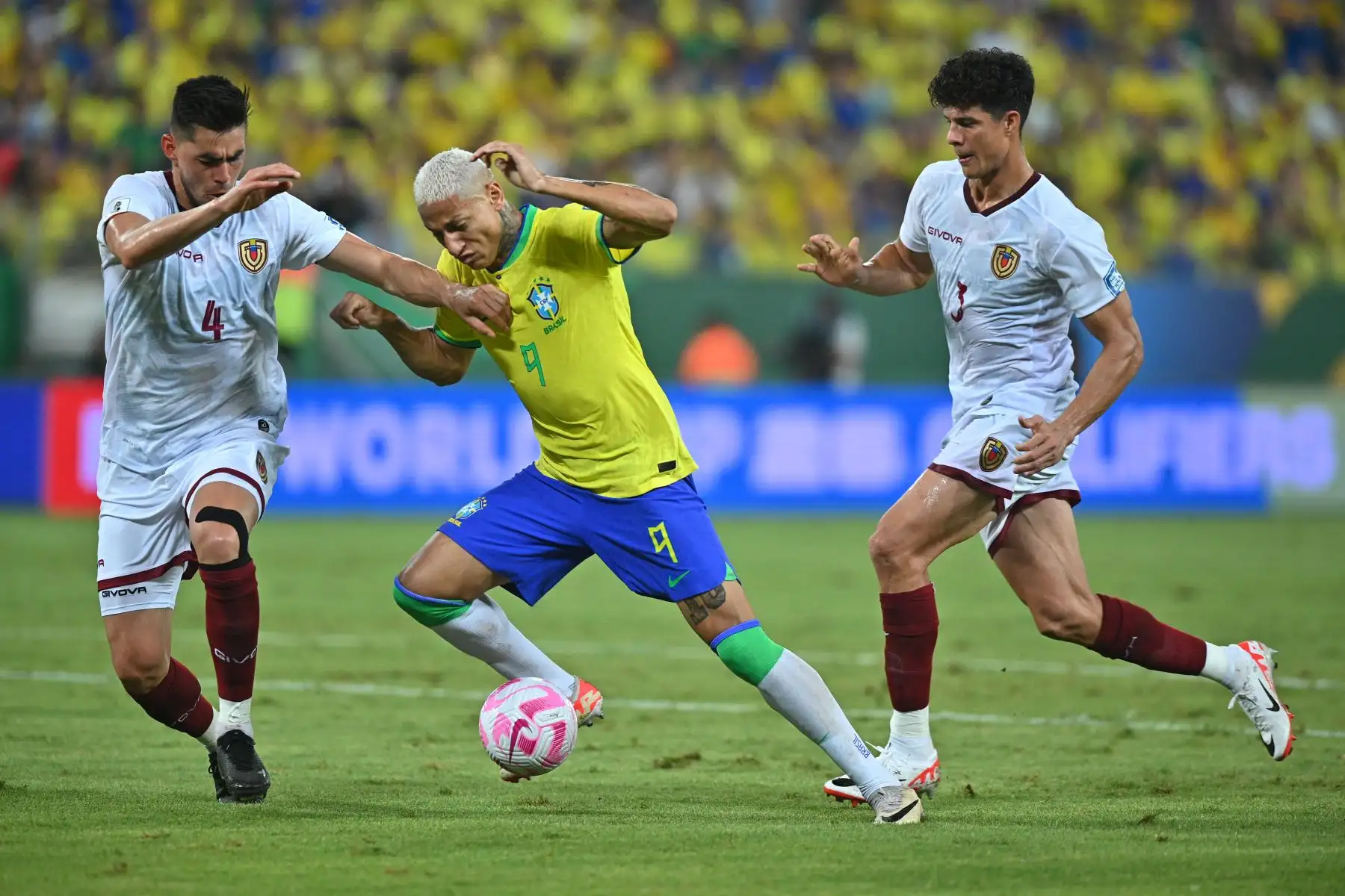 Richarlison de Brasil disputa el balón con Wilker Ángel de Venezuela hoy, en un partido de las Eliminatorias Sudamericanas para la Copa Mundial de Fútbol 2026 entre Brasil y Venezuela en el estadio Arena Pantanal en Cuiabá (Brasil).
Foto: EFE
