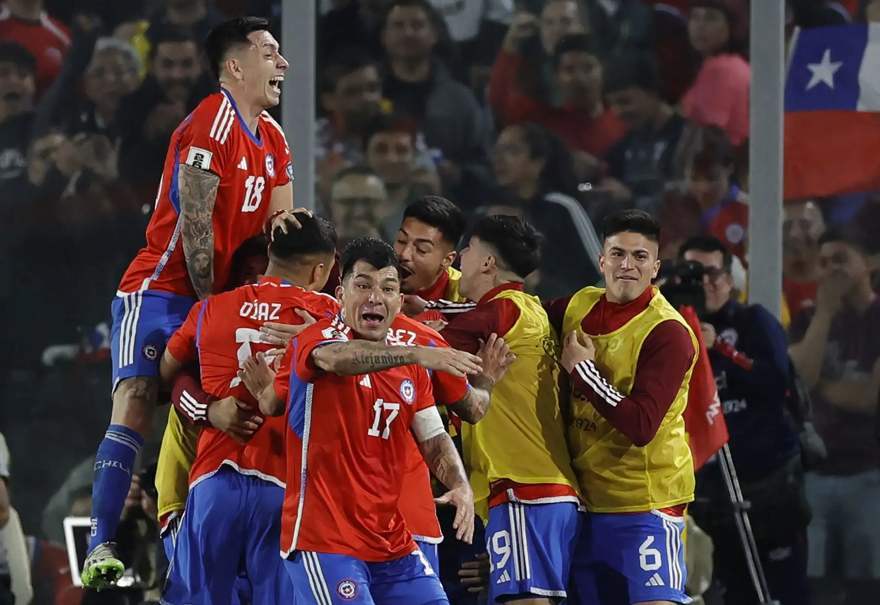 El mediocampista chileno Diego Valdés celebra con sus compañeros después de anotar el primer gol de su equipo durante el partido de fútbol clasificatorio sudamericano para la Copa Mundial de la FIFA 2026 entre Chile y Perú en el estadio Monumental David Arellano en Macul, Santiago, el 12 de octubre de 2023.
Foto: AFP