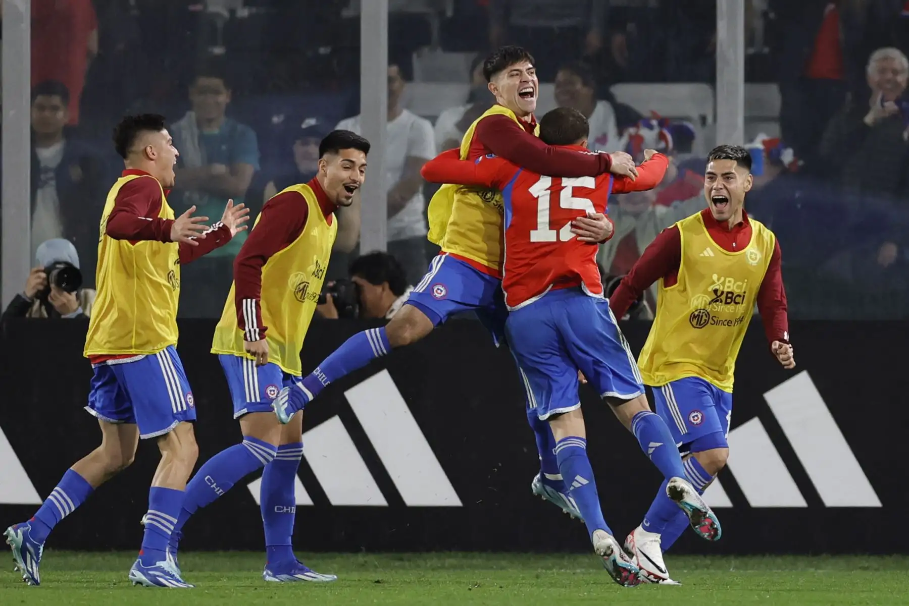 El mediocampista chileno Diego Valdés celebra con sus compañeros después de anotar el primer gol de su equipo durante el partido de fútbol clasificatorio sudamericano para la Copa Mundial de la FIFA 2026 entre Chile y Perú en el estadio Monumental David Arellano en Macul, Santiago, el 12 de octubre de 2023.
Foto: AFP