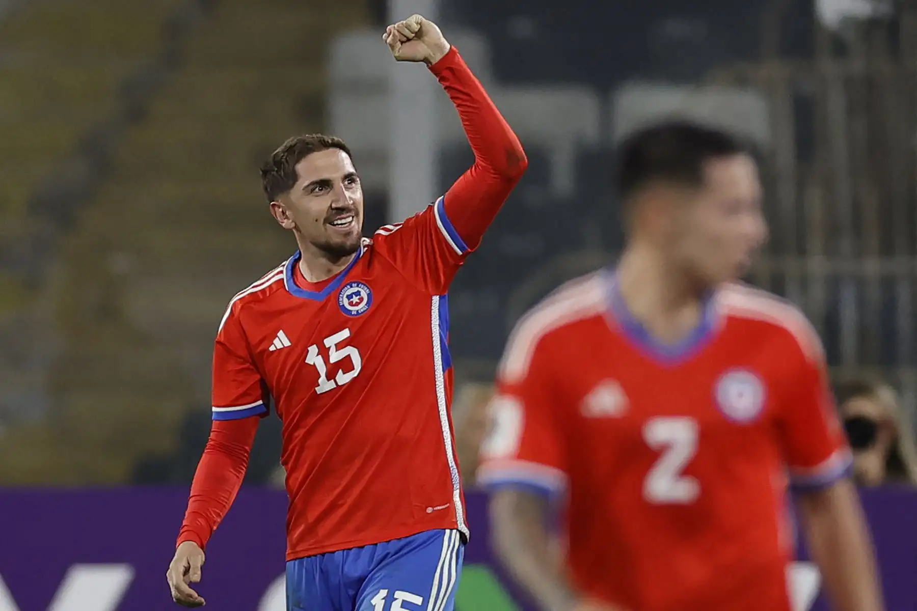 El mediocampista chileno Diego Valdés celebra después de anotar el primer gol de su equipo durante el partido de fútbol de clasificación sudamericano para la Copa Mundial de la FIFA 2026 entre Chile y Perú en el estadio Monumental David Arellano en Macul, Santiago, el 12 de octubre de 2023.
Foto: AFP