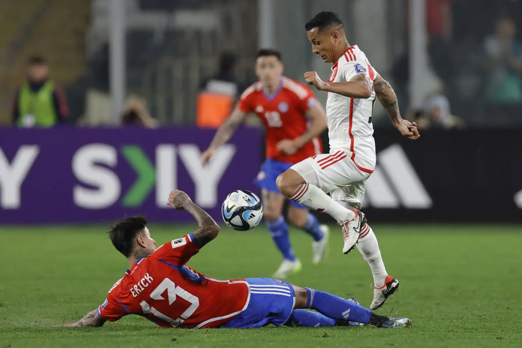 El mediocampista chileno Erick Pulgar lucha por el balón con el mediocampista peruano Yoshimar Yotun durante el partido de fútbol clasificatorio sudamericano para la Copa Mundial de la FIFA 2026 entre Chile y Perú en el estadio Monumental David Arellano en Macul, Santiago, el 12 de octubre de 2023.
Foto: AFP