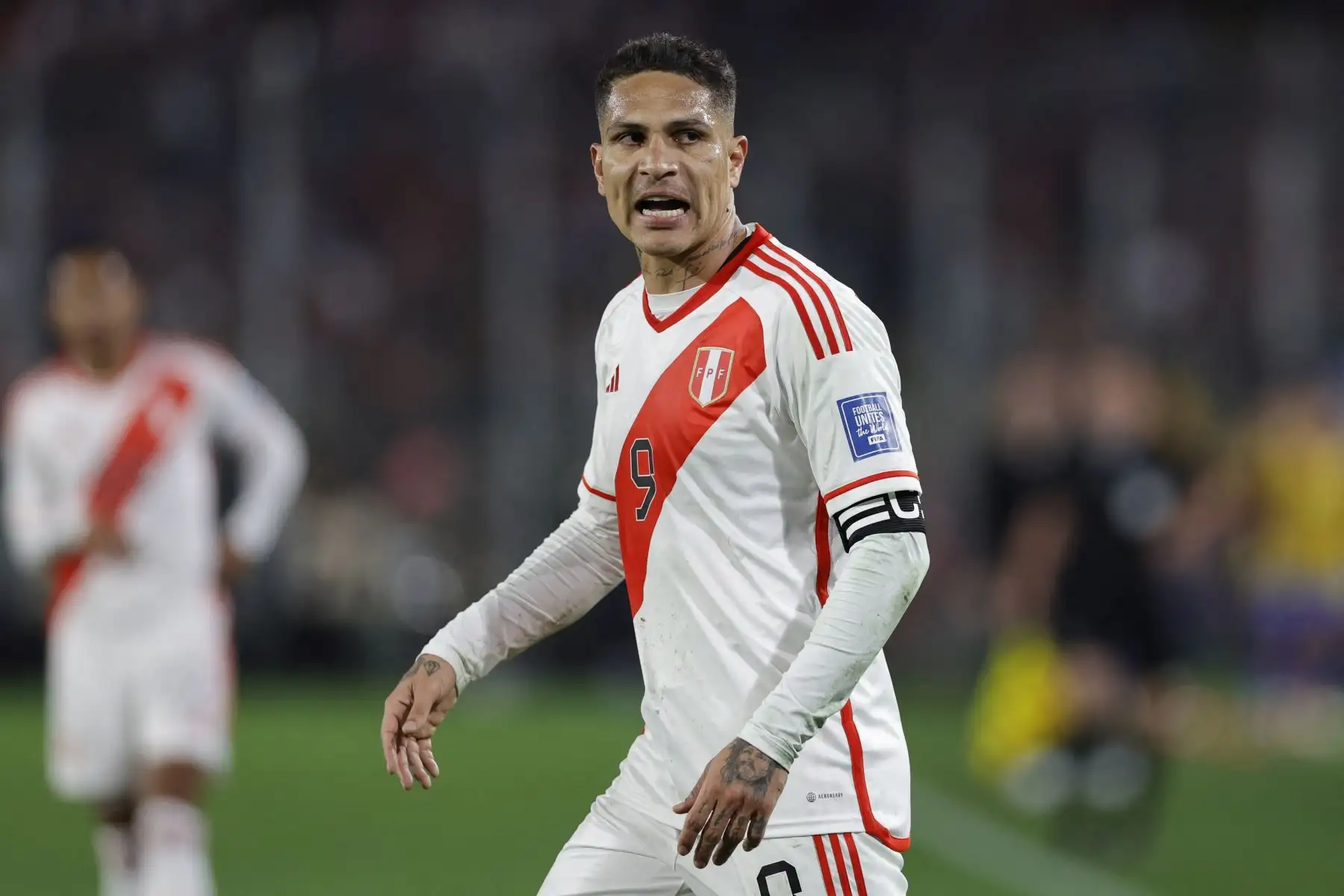 El delantero peruano Paolo Guerrero hace gestos durante el partido de fútbol clasificatorio sudamericano para la Copa Mundial de la FIFA 2026 entre Chile y Perú en el estadio Monumental David Arellano en Macul, Santiago, el 12 de octubre de 2023.
Foto: AFP