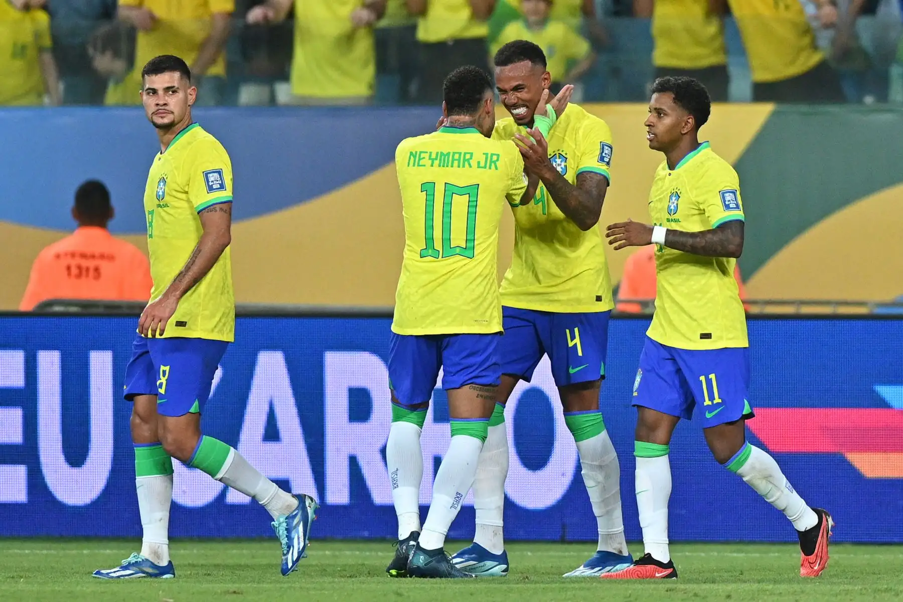 Gabriel Magalhaes (2-d) de Brasil celebra su gol con Neymar Jr hoy, en un partido de las Eliminatorias Sudamericanas para la Copa Mundial de Fútbol 2026 entre Brasil y Venezuela en el estadio Arena Pantanal en Cuiabá (Brasil).
Foto: EFE