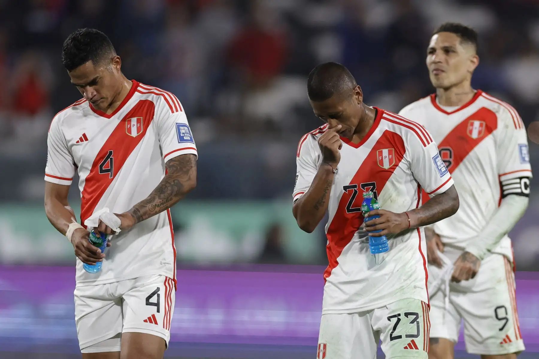 El peruano Anderson Santamaría, el mediocampista Pedro Aquino y el delantero Paolo Guerrero abandonan el campo después de perder el partido de fútbol clasificatorio sudamericano para la Copa Mundial de la FIFA 2026 entre Chile y Perú en el estadio Monumental David Arellano en Macul, Santiago, el 12 de octubre de 2023.
Foto: AFP