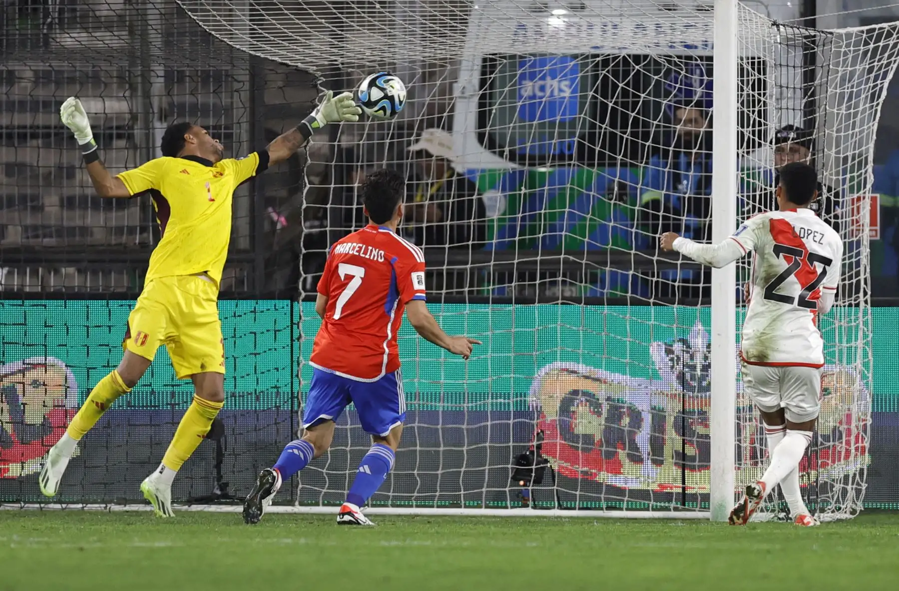 El defensor peruano Marcos López anota un gol en propia meta junto al mediocampista chileno Marcelino Núñez durante el partido de fútbol clasificatorio sudamericano para la Copa Mundial de la FIFA 2026 entre Chile y Perú en el estadio Monumental David Arellano en Macul, Santiago, el 12 de octubre de 2023.
Foto: AFP