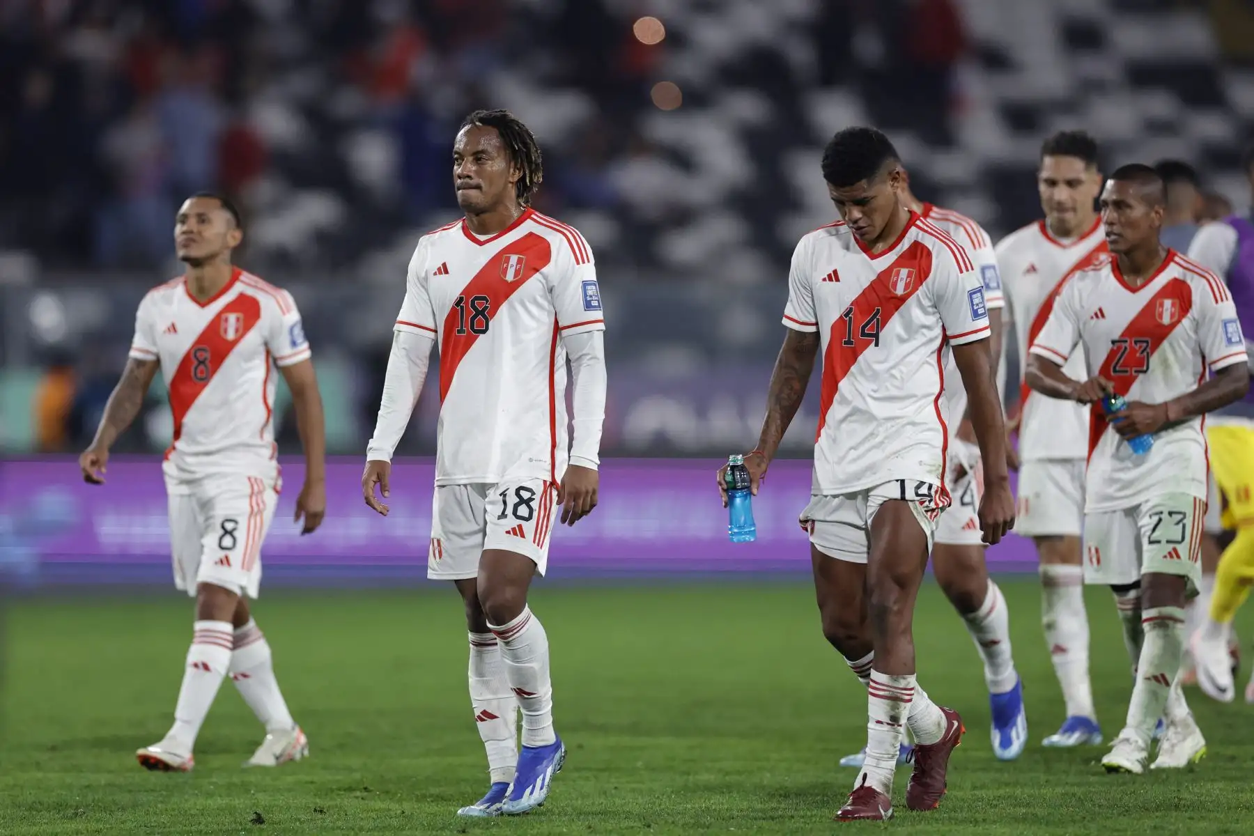 Los jugadores de Perú abandonan el campo después de perder el partido de fútbol clasificatorio sudamericano para la Copa Mundial de la FIFA 2026 entre Chile y Perú en el estadio Monumental David Arellano en Macul, Santiago, el 12 de octubre de 2023.
Foto:AFP