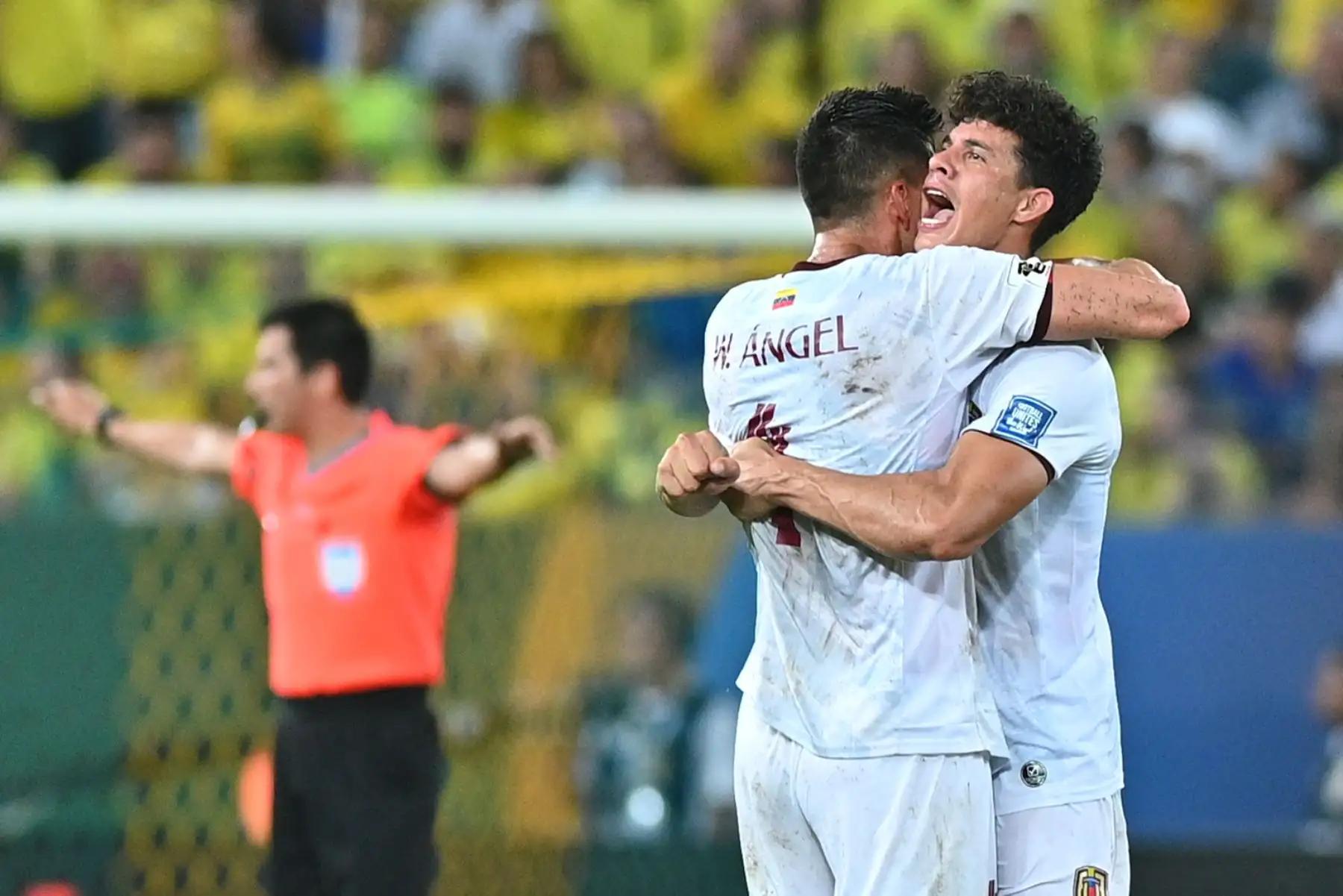 Jugadores de Venezuela celebran al final hoy, de un partido de las Eliminatorias Sudamericanas para la Copa Mundial de Fútbol 2026 entre Brasil y Venezuela en el estadio Arena Pantanal en Cuiabá (Brasil). 
Foto: EFE
