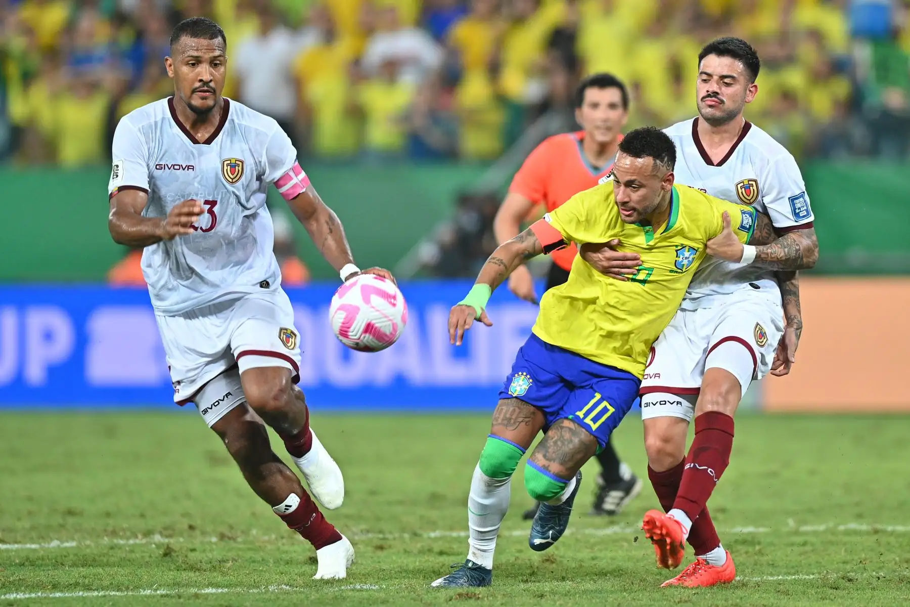 Neymar Jr de Brasil disputa el balón con Junior Moreno de Venezuela hoy, en un partido de las Eliminatorias Sudamericanas para la Copa Mundial de Fútbol 2026 entre Brasil y Venezuela en el estadio Arena Pantanal en Cuiabá (Brasil).
Foto: EFE