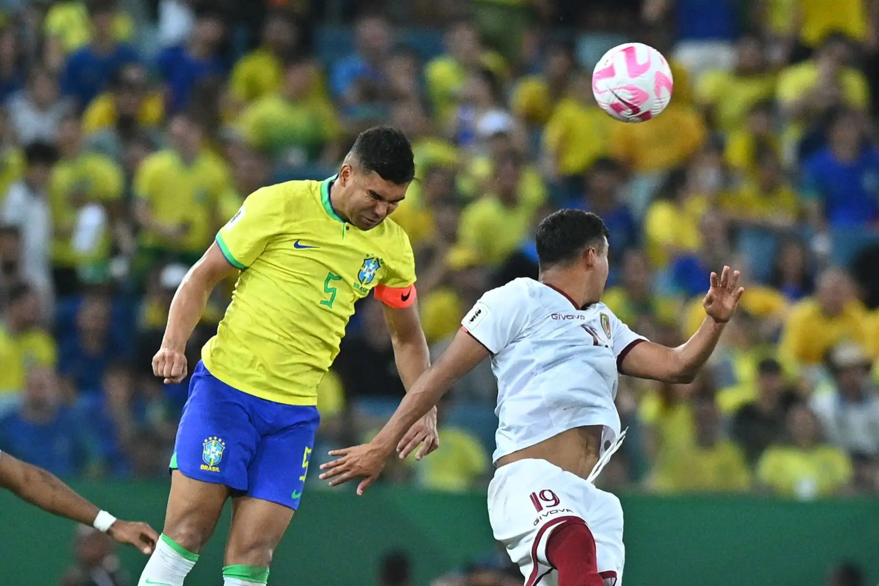 Casemiro de Brasil disputa el balón con Samuel Sosa de Venezuela hoy, en un partido de las Eliminatorias Sudamericanas para la Copa Mundial de Fútbol 2026 entre Brasil y Venezuela en el estadio Arena Pantanal en Cuiabá (Brasil).
Foto:EFE