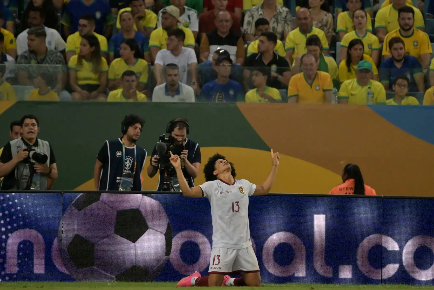 El mediocampista venezolano Eduard Bello celebra después de anotar durante el partido de fútbol de clasificación sudamericano para la Copa Mundial de la FIFA 2026 entre Brasil y Venezuela en el estadio Arena Pantanal en Cuiabá, estado de Mato Grosso, Brasil, el 12 de octubre de 2023.
Foto: AFP
