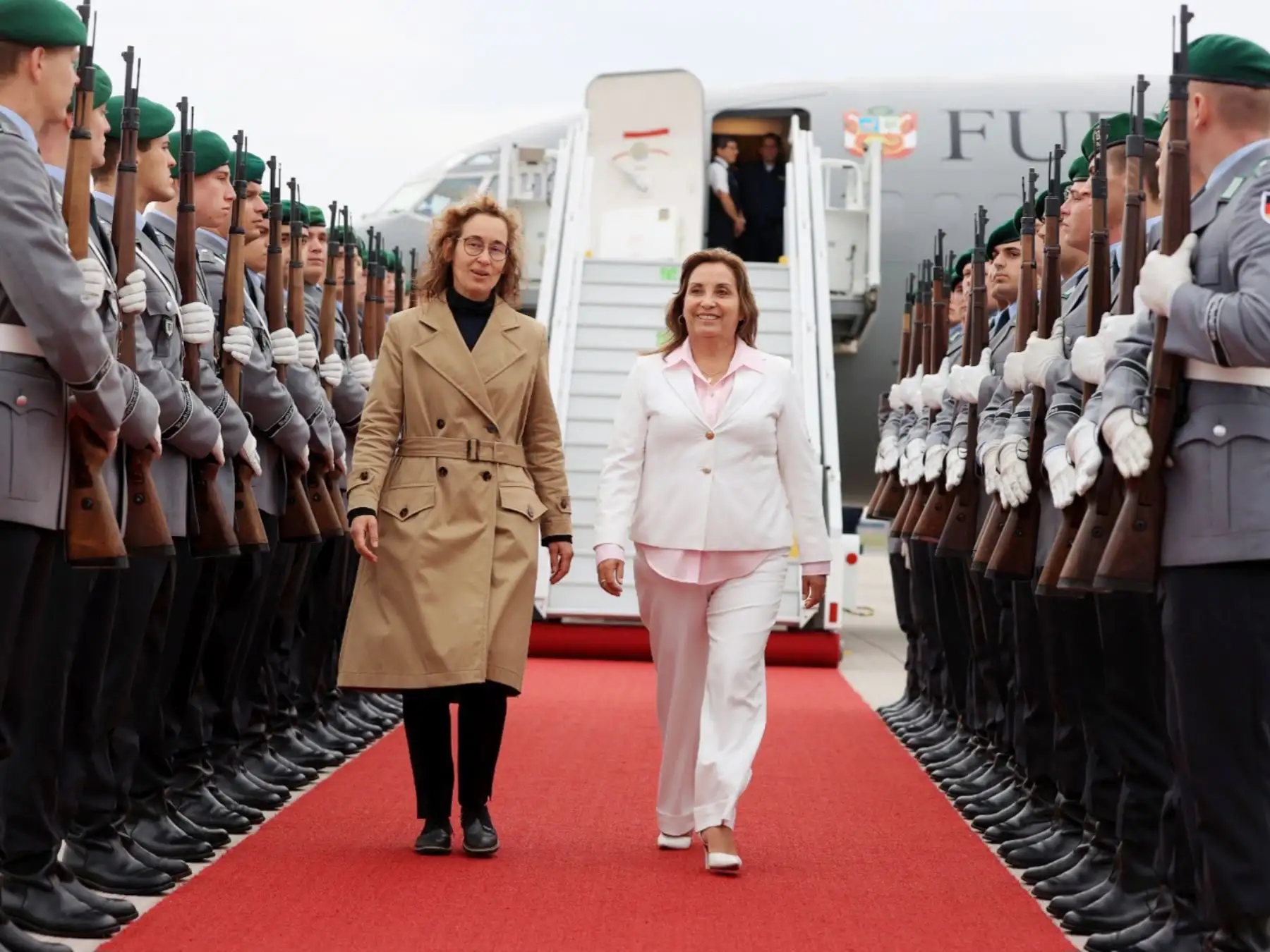 La presidenta Dina Boluarte fue recibida con honores militares a su llegada a Berlín, donde se reunirá con el presidente federal de Alemania, Frank-Walter Steinmeier y empresarios de ese país. Foto: ANDINA/Prensa Presidencia